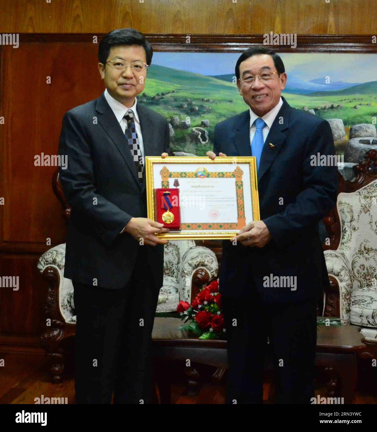 (150501) -- VIENTIANE, 30 aprile 2015 -- Ministro dei lavori pubblici e dei trasporti del Laos Bounchan Sinthavong presenta una medaglia di sviluppo di prima classe all'ambasciatore cinese in Laos Guan Huabin a Vientiane, Laos, 30 aprile 2015. Giovedì il governo del Laos ha conferito al governo cinese una medaglia di sviluppo di prima classe per il suo contributo nella costruzione delle infrastrutture del Laos. ) (lrz) CERIMONIA DI CONFERIMENTO DELLA MEDAGLIA LAOS-CINA LiuxAilun PUBLICATIONxNOTxINxCHN Vientiane aprile 30 2015 i ministri dei lavori pubblici e dei trasporti della LAO presentano la First Class Medal of Development all'ambasciatore cinese Foto Stock