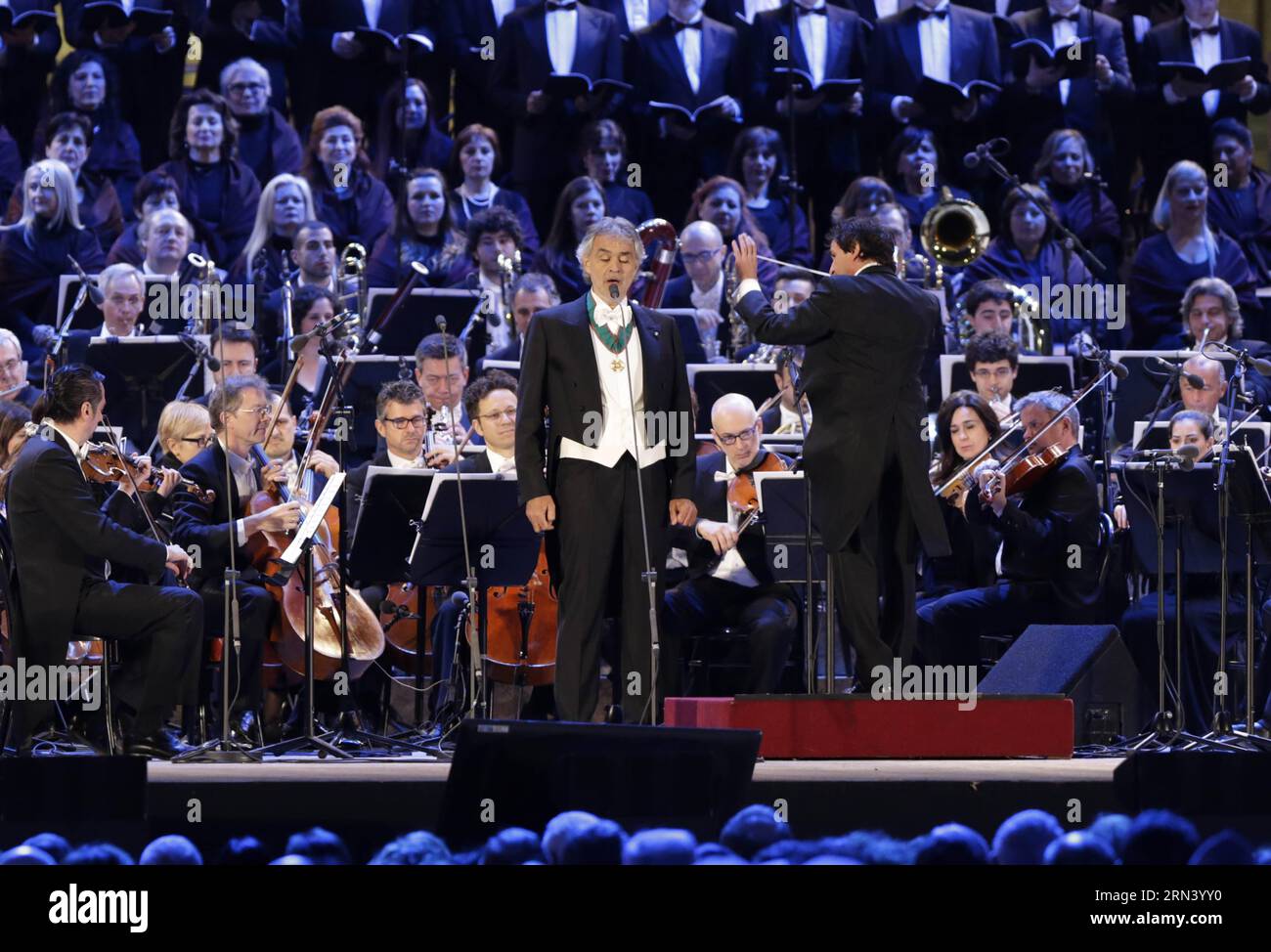 Il tenore italiano Andrea Bocelli (C) si esibisce durante la cerimonia di apertura dell'Expo Milano 2015, a Milano, Italia, 30 aprile 2015. L'Expo di Milano con il tema Feeding the Planet, Energy for Life si svolgerà dal 1° maggio al 31 ottobre. ) ITALY-MILAN-EXPO-OPENING CEREMONY YexPingfan PUBLICATIONxNOTxINxCHN il tenore italiano Andrea Bocelli C si esibisce durante la cerimonia di apertura del 2015 Milano EXPO a Milano Italia aprile 30 2015 l'EXPO di Milano con il tema Feeding the Planet Energy for Life si svolgerà dal 1 maggio al 31 ottobre Italia Milano EXPO Opening Ceremony YexPingfan PUBLICATIONxNOTxINxCHN Foto Stock