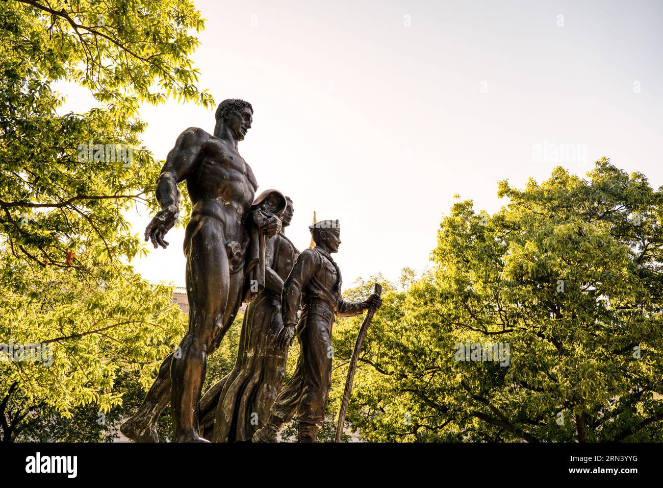 WASHINGTON DC, Stati Uniti — il gruppo scultoreo centrale del Boy Scout Memorial presenta tre figure di bronzo: Una figura maschile che simboleggia le virtù della cittadinanza, un Boy Scout che rappresenta la gioventù e il movimento Scout, e una figura femminile che tiene una fiamma che simboleggia gli ideali spirituali e democratici. Creato dallo scultore Donald De Lue e dedicato nel 1964, questo memoriale trasmette gli ideali della civiltà alle generazioni future attraverso lo scautismo. Foto Stock