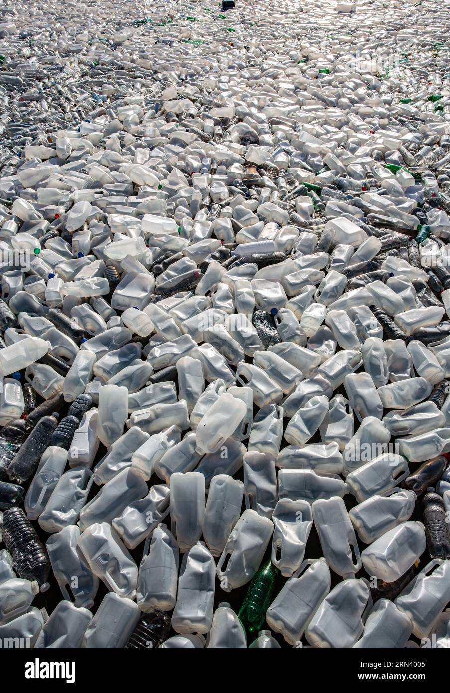 Rifiuti di plastica in galleggiamento sulla superficie dell'inquinamento idrico. Mare di rifiuti di plastica . Foto Stock