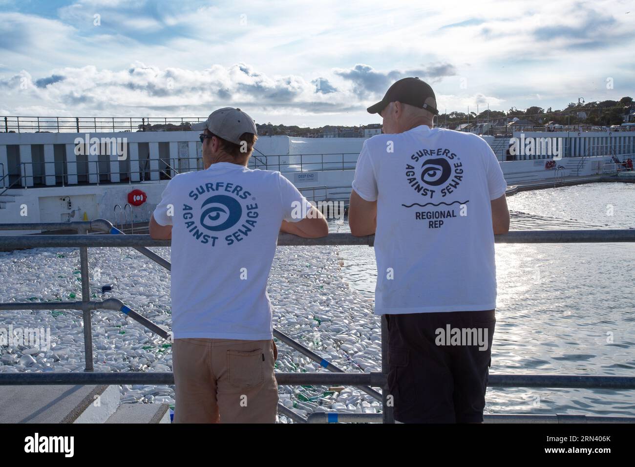Surfisti contro le acque reflue (SAS) al Jubilee Pool , Penzance , Cornovaglia , Regno Unito Foto Stock
