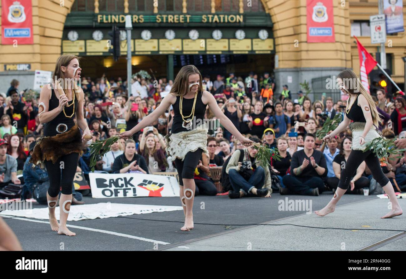 (150501) -- MELBOURNE, 1° maggio 2015 -- migliaia di persone partecipano a una protesta contro la chiusura delle comunità aborigene nell'Australia occidentale a Melbourne, Australia, 1° maggio 2015. Il governo dell'Australia Occidentale aveva avvertito che alcune delle 274 comunità remote sarebbero state costrette a chiudere a causa dei finanziamenti limitati. )(bxq) AUSTRALIA-MELBOURNE-PROTESTA BaixXue PUBLICATIONxNOTxINxCHN Melbourne 1 maggio 2015 migliaia di celebrità partecipano a una protesta contro la chiusura delle COMUNITÀ aborigene nell'Australia OCCIDENTALE a Melbourne Australia 1 maggio 2015 il governo dell'Australia OCCIDENTALE aveva avvertito Thatcher alcuni dei 27 Foto Stock