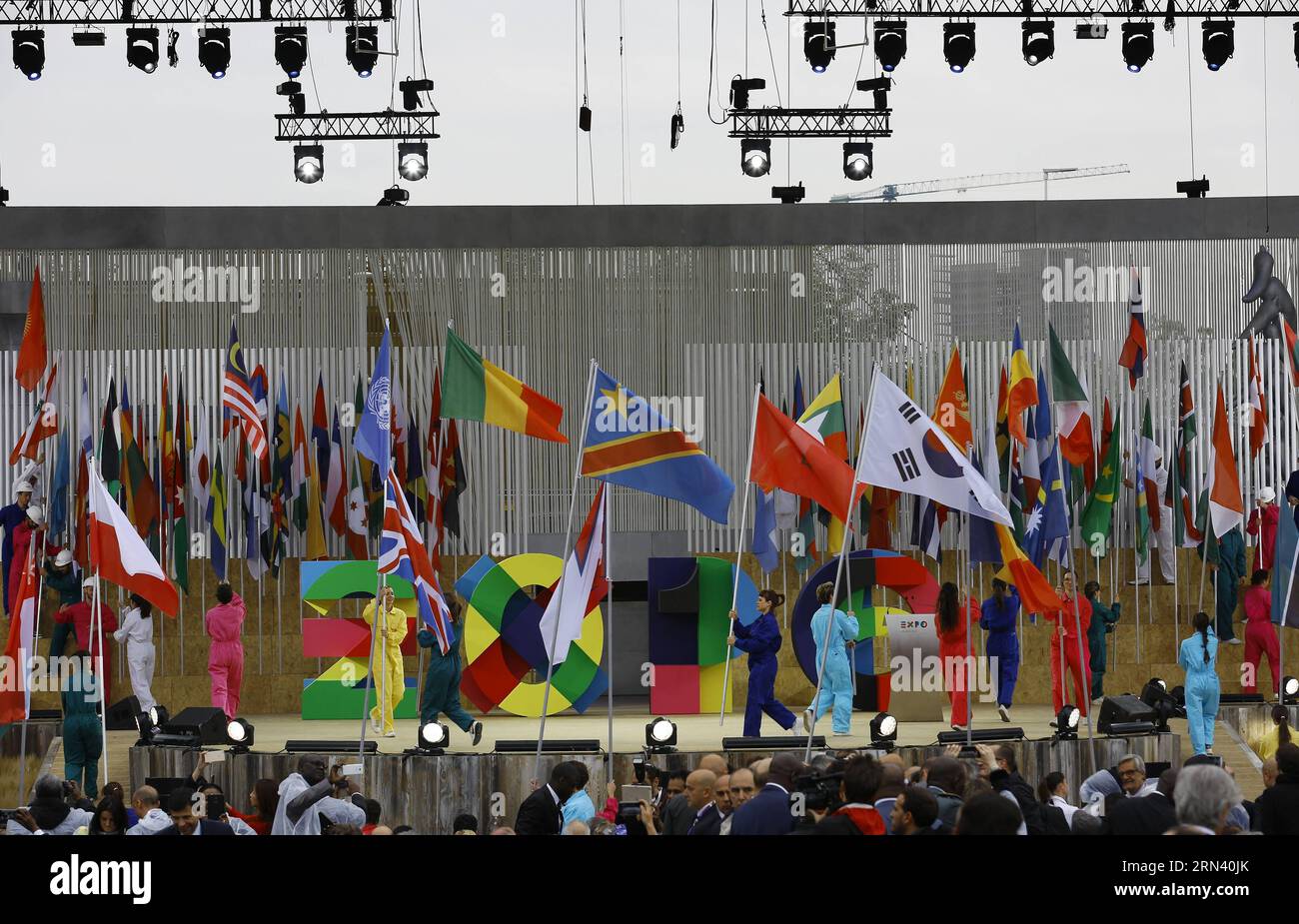 (150501) -- MILANO, 1° maggio 2015 -- i volontari portano bandiere di paesi e organizzazioni sul palco principale della cerimonia di apertura dell'Expo Milano 2015 a Milano, Italia, 1° maggio 2015. L'Expo Milano 2015 ha preso il via venerdì con l'obiettivo di dare una risposta concreta all'esigenza vitale dell'umanità di garantire cibo abbastanza sano per tutti nel rispetto della natura. ITALIA-MILANO-EXPO-INAUGURAZIONE YexPingfan PUBLICATIONxNOTxINxCHN Milano 1 maggio 2015 i volontari portano le bandiere dei Paesi e delle organizzazioni sul palco principale DELLA cerimonia di apertura dell'EXPO Milano 2015 a Milano Italia 1 maggio 2015 l'EXPO Milano Foto Stock