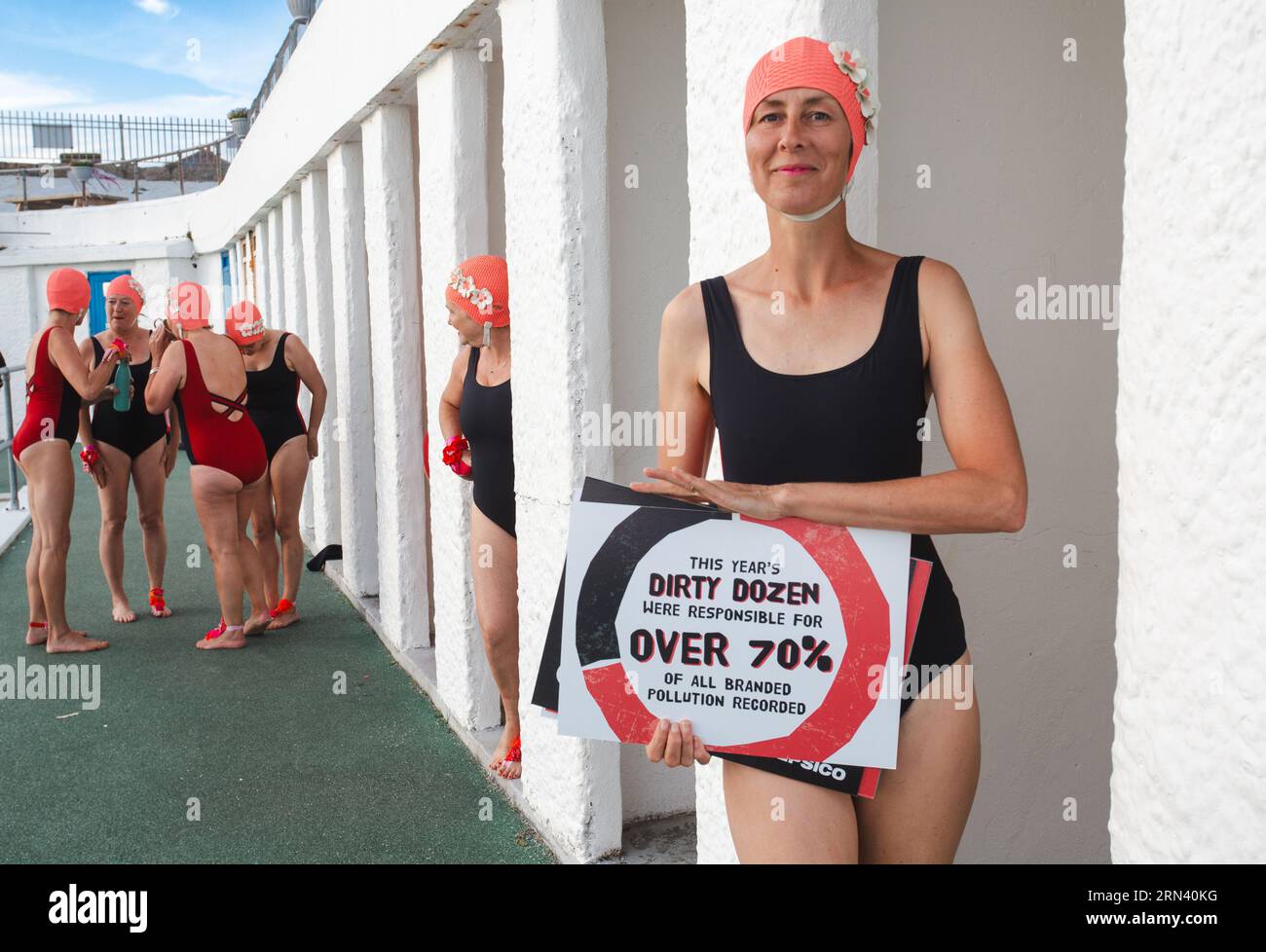 I surfisti contro le acque reflue (SAS) hanno esposto le «dozzine sporche» marche responsabili della maggior parte dell’inquinamento plastico del Regno Unito, Penzance, Cornovaglia, Regno Unito. Foto Stock