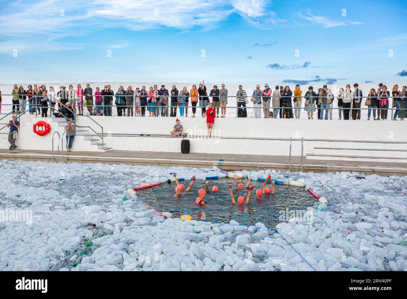 I surfisti contro le acque reflue (SAS) hanno esposto le «dozzine sporche» marche responsabili della maggior parte dell’inquinamento plastico del Regno Unito, Penzance, Cornovaglia, Regno Unito. Foto Stock