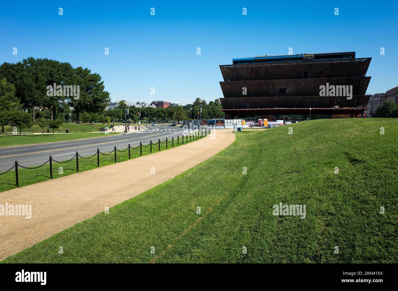 National Museum of African American History and Culture Washington DC // WASHINGTON, DC, Stati Uniti — lo Smithsonian National Museum of African American History and Culture (NMAAHC) si avvicina al completamento del National Mall. La caratteristica struttura a tre livelli color bronzo si distingue tra l'architettura classica degli edifici circostanti, segnando una significativa aggiunta allo Smithsonian Institution e al paesaggio culturale della capitale della nazione. Foto Stock