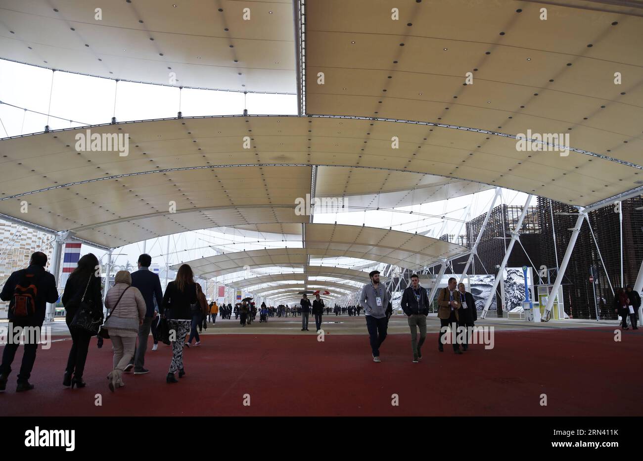 (150501) -- MILANO, 1° maggio 2015 -- i visitatori camminano sotto i capannoni giganti all'Expo Milano 2015 a Milano, Italia, 1° maggio 2015. L'Expo di Milano durerà fino a ottobre 31 e si prevede che attirerà oltre 20 milioni di visitatori). ITALIA-MILANO-EXPO YexPingfan PUBLICATIONxNOTxINxCHN Milano 1 maggio 2015 i visitatori camminano sotto capannoni giganti ALL'EXPO Milano 2015 di Milano Italia 1 maggio 2015 l'EXPO Milano si svolgerà fino a ottobre 31 e dovrebbe attrarre oltre 20 milioni di visitatori Italia EXPO Milano YexPingfan PUBLICATIONxNOTxINxCHN Foto Stock