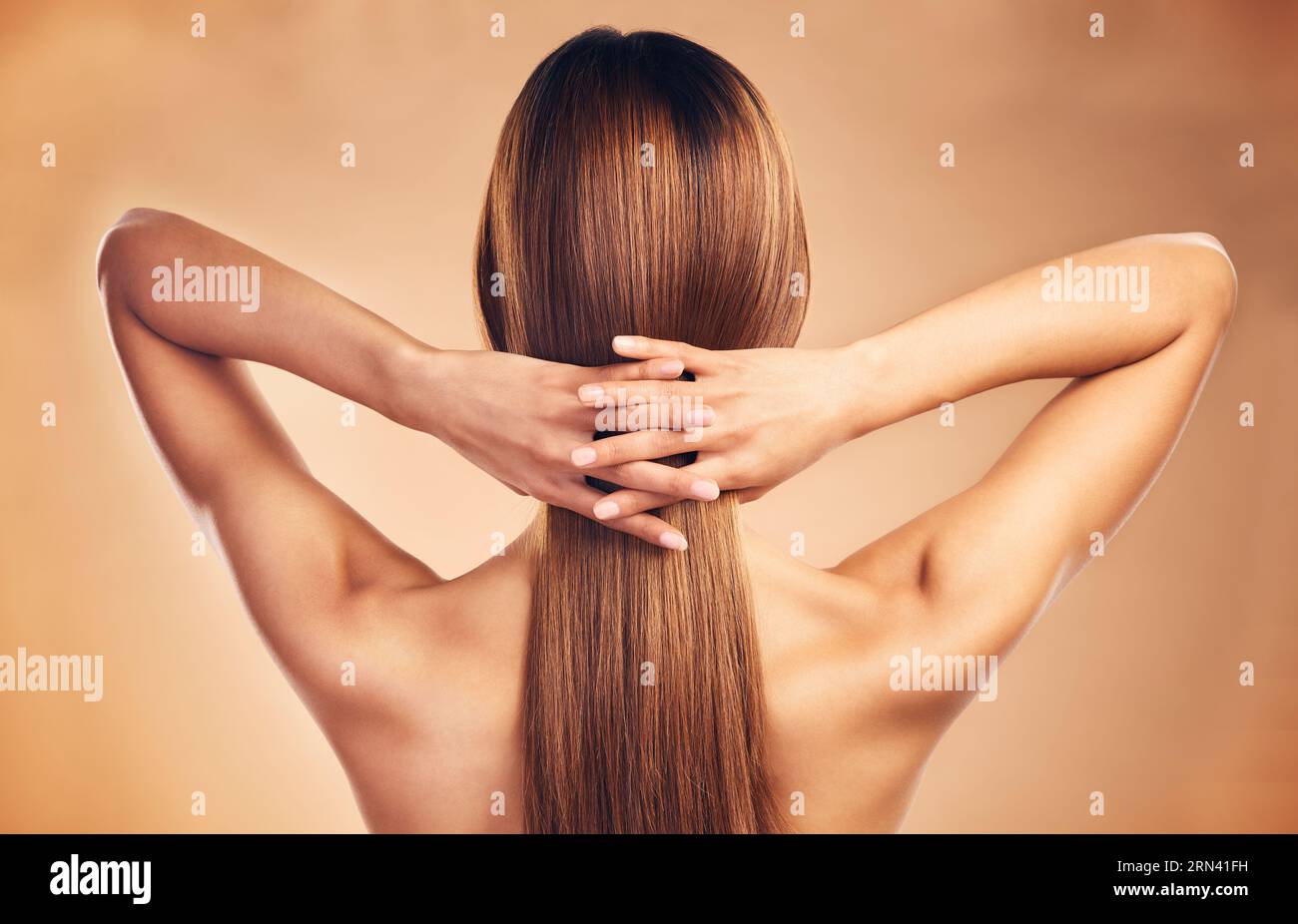 Studio, schiena e persona con cura dei capelli lunghi, texture sana lucentezza e forti estensioni, trattamento cosmetico o risultati cheratina. Centro benessere con parrucchiere Foto Stock