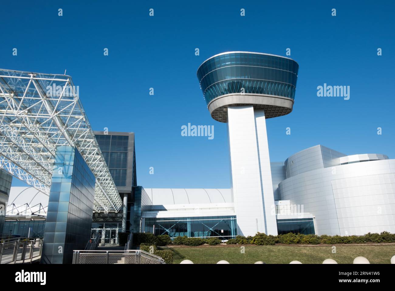 Udvar-Hazy Center Aviation and Space Artists Chantilly Virginia // CHANTILLY, Virginia, Stati Uniti - lo Smithsonian Udvar-Hazy Center espone una vasta collezione di manufatti dell'aviazione e dello spazio. Come estensione del National Air and Space Museum, la struttura offre ai visitatori uno sguardo approfondito sulla storia e l'avanzamento del volo. Foto Stock