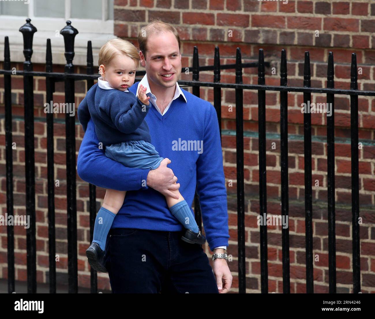 Il principe Guglielmo, duca di Cambridge, tenendo in mano il principe Giorgio, arriva a St. Mary S Hospital dopo Catherine, duchessa di Cambridge, ha dato alla luce una bambina qui a Londra, il 2 maggio 2015. La neonata bambina fece la sua prima apparizione al pubblico con il Duca di Cambridge e la Duchessa fuori St. Mary S Hospital il sabato sera. ) BRITAIN-LONDON-ROYAL-BABY-NEONATO HanxYan PUBLICATIONxNOTxINxCHN il principe Guglielmo duca di Cambridge tenendo il principe George arriva AL St Mary S Hospital dopo che Catherine duchessa di Cambridge ha dato alla luce una bambina qui a Londra IL 2 maggio 2015 il neonato Foto Stock