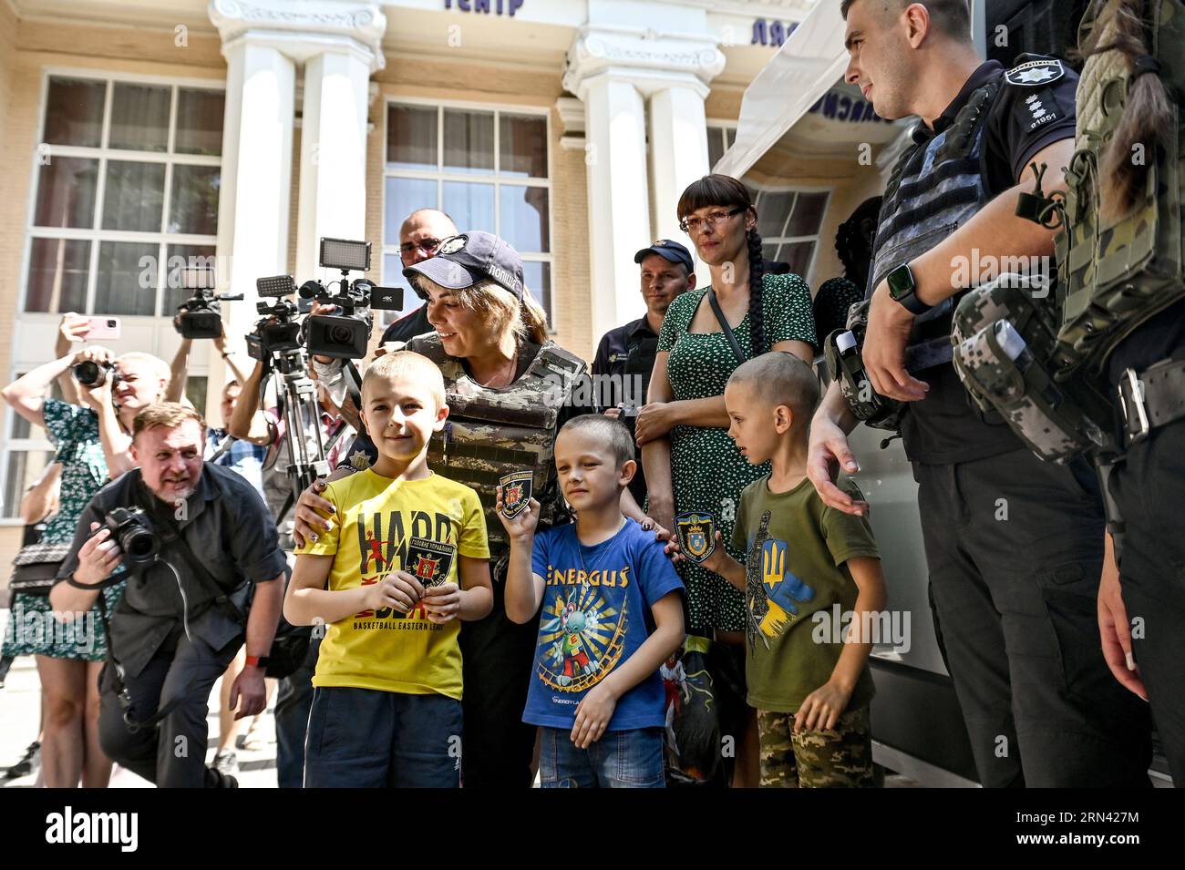 Non esclusiva: ZAPORIZHZHIA, UCRAINA - 31 AGOSTO 2023 - i bambini mostrano insegne dopo che le loro famiglie sono state portate a Zaporizhzhia dalla prima linea Foto Stock