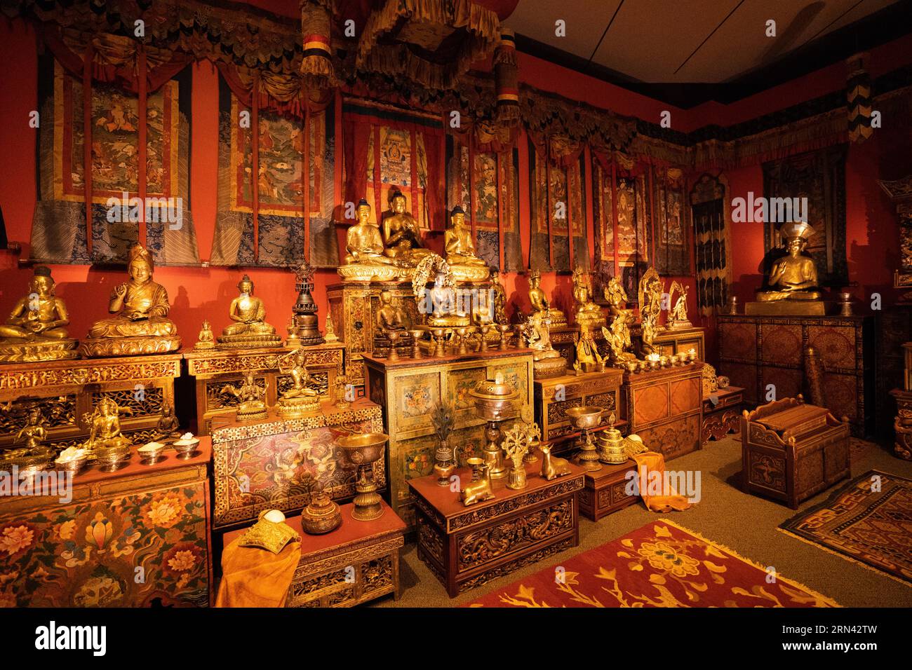 Sala del Santuario tibetano Museo Nazionale di Arte Asiatica Washington DC // WASHINGTON DC — la sala del Santuario tibetano mostra al Museo Nazionale di Arte Asiatica, parte dello Smithsonian Institution. Lo spazio sacro meticolosamente ricreato mette in mostra l'arte tradizionale buddista tibetana, gli oggetti religiosi e gli elementi architettonici, offrendo ai visitatori un'esperienza immersiva della cultura spirituale tibetana. Il National Museum of Asian Art, precedentemente noto come Freer and Sackler Galleries, ospita una delle più belle collezioni di arte asiatica negli Stati Uniti. La collezione tibetana del museo comprende sculture, Foto Stock