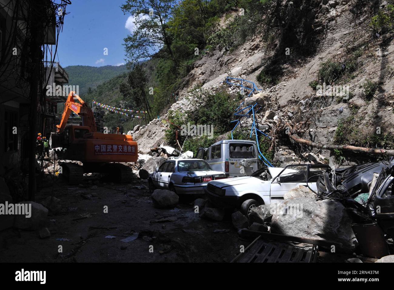 (150504) -- ZHANGMU, 4 maggio 2015 -- Un escavatore lavora sul lato nepalese del ponte dell'amicizia sino-Nepal, il 4 maggio 2015. Una squadra di soccorso stradale della polizia armata cinese ha lasciato la regione autonoma del Tibet sud-occidentale ed è entrata in Nepal per la prima volta domenica per aiutare i soccorsi contro il terremoto. NEPAL-CINA-SOCCORSO STRADALE WenxTao PUBLICATIONxNOTxINxCHN Zhangmu 4 maggio 2015 un escavatore lavora sul lato nepalese del ponte di amicizia SINO Nepal IL 4 maggio 2015 una squadra di soccorso stradale della polizia armata cinese ha lasciato la regione autonoma del Tibet sud-occidentale ed è entrata in Nepal per la prima volta domenica Foto Stock