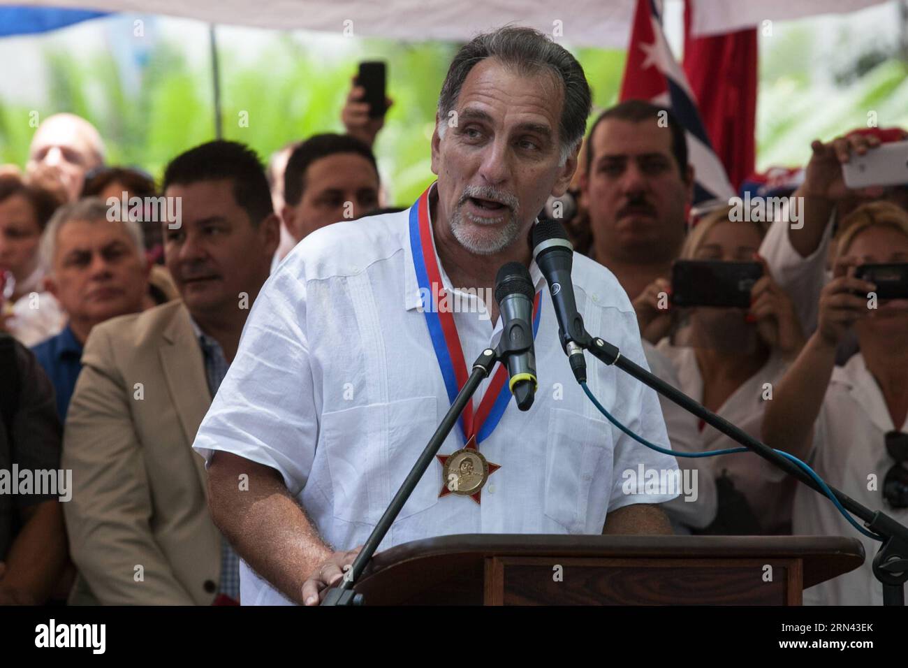 (150504) -- CARACAS, mayo 4, 2015 -- Rene Gonzalez, membro dei Cuban Five, offre un discorso dopo aver ricevuto le chiavi della città di Caracas, nella città di Caracas, capitale del Venezuela, il 4 maggio 2015. Jorge Rodriguez, sindaco del comune Libertador di Caracas, e Ernesto Villegas, capo del governo del distretto della capitale, consegnarono le chiavi della città ai cinque ex agenti cubani, che si trovano in Venezuela come parte di una visita di 6 giorni per rendere omaggio al defunto presidente venezuelano Hugo Chavez. Boris Vergara) (da) VENEZUELA-CARACAS-CUBA-CERIMONIA-POLITICA e BorisxVergara PUBLICATIONxNOTxINxCHN Car Foto Stock