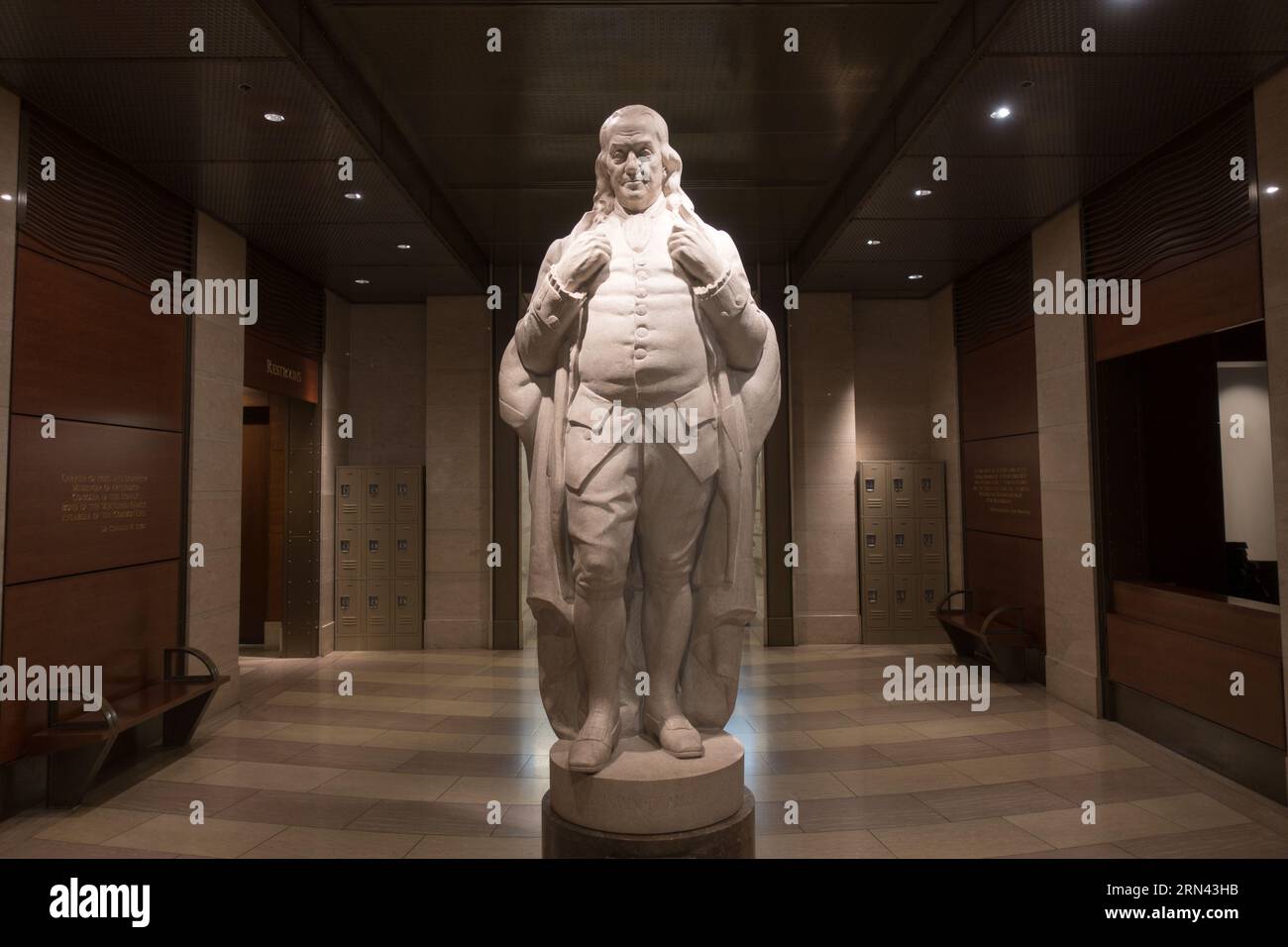 Statua di Benjamin Franklin Philadelphia // DSC-RX100M5 | lunghezza focale (35 mm equiv): 24 mm | velocità otturatore: ¹⁄₃₀ sec | apertura: ƒ / 1,8 | ISO 125 | bias esposizione: - 1 ³⁄₁₀ EV Foto Stock