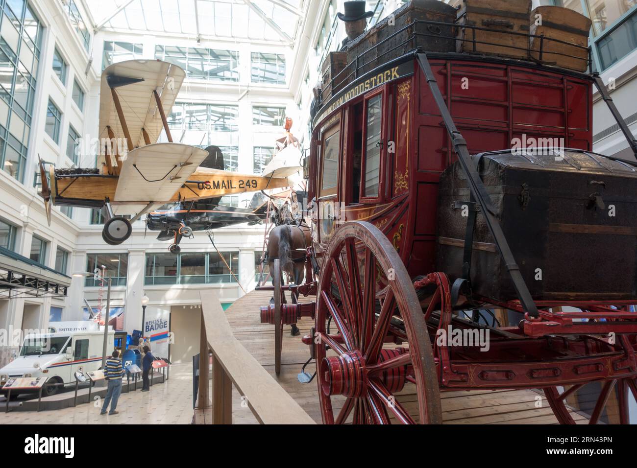 Display Stagecoach e mail Plane Washington DC // DSC-RX100M5 | lunghezza focale (equiv. 35mm): 24 mm | velocità otturatore: ¹⁄₃₀ sec | apertura: ƒ / 3,2 | ISO 200 | bias esposizione: 0 EV Foto Stock