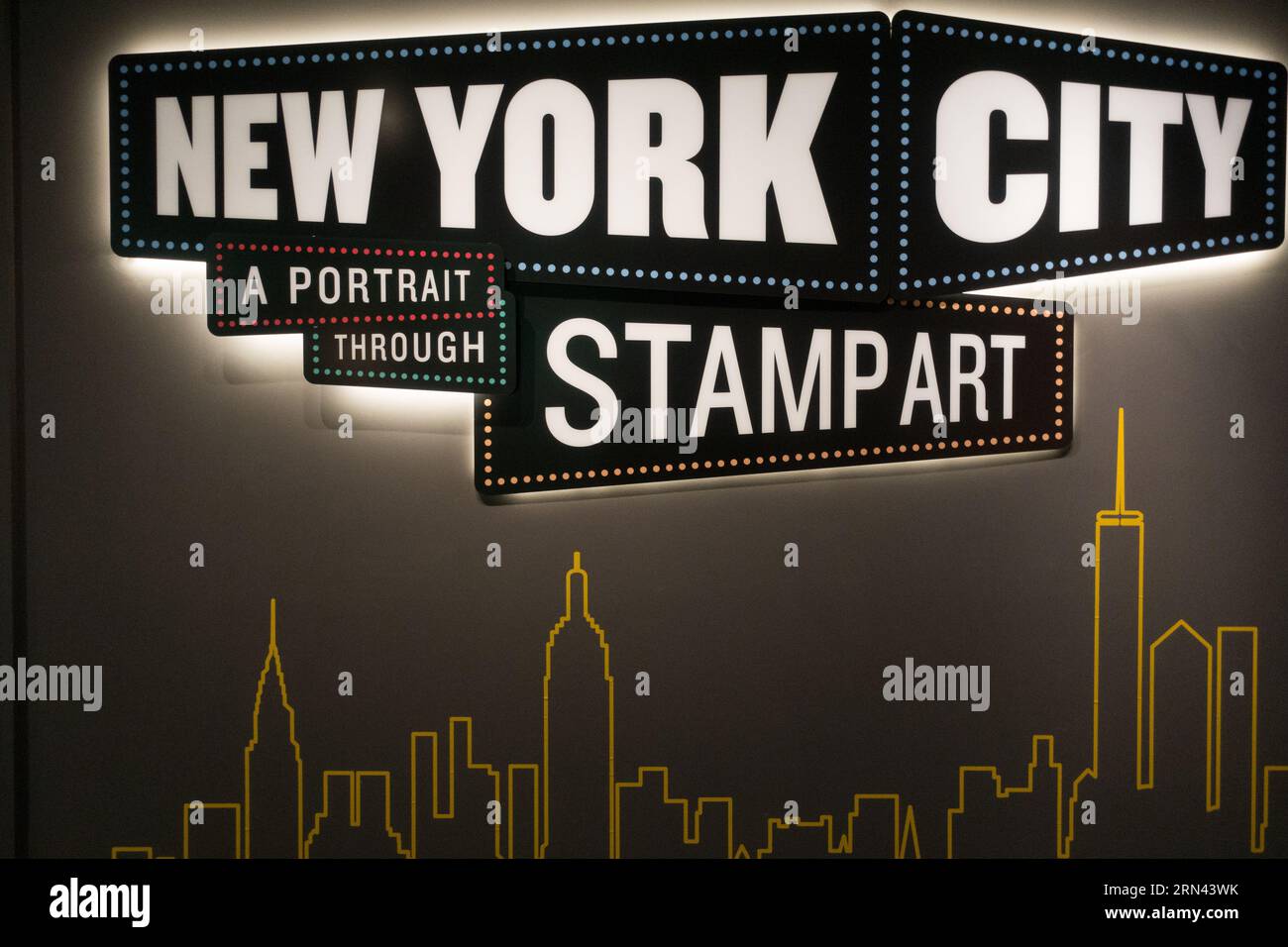 New York City Stamp Art Portrait New York City // DSC-RX100M5 | lunghezza focale (equiv. 35mm): 32 mm | velocità otturatore: ¹⁄₄₀ sec | apertura: ƒ / 2,8 | ISO 2500 | bias esposizione: 0 EV Foto Stock