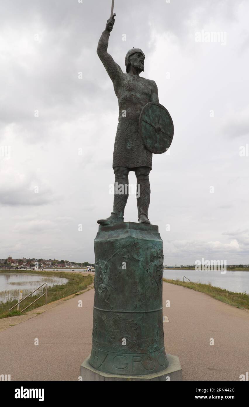 Statua di Byrhtnoth l'Earldorman dell'Essex creata da John Doubleday sulla strada rialzata di Maldon nell'Essex. Foto Stock