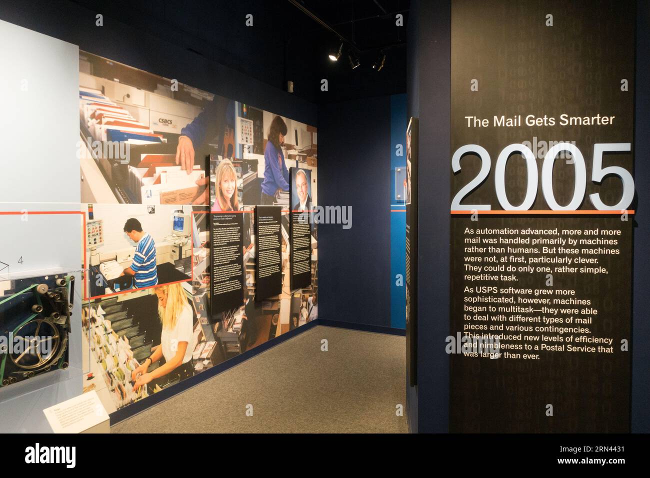 Mostra sull'automazione della posta del Museo postale // DSC-RX100M5 | lunghezza focale (35 mm equiv): 24 mm | velocità dell'otturatore: ¹⁄₃₀ sec | apertura: ƒ / 3,2 | ISO 2000 | bias esposizione: 0 EV Foto Stock