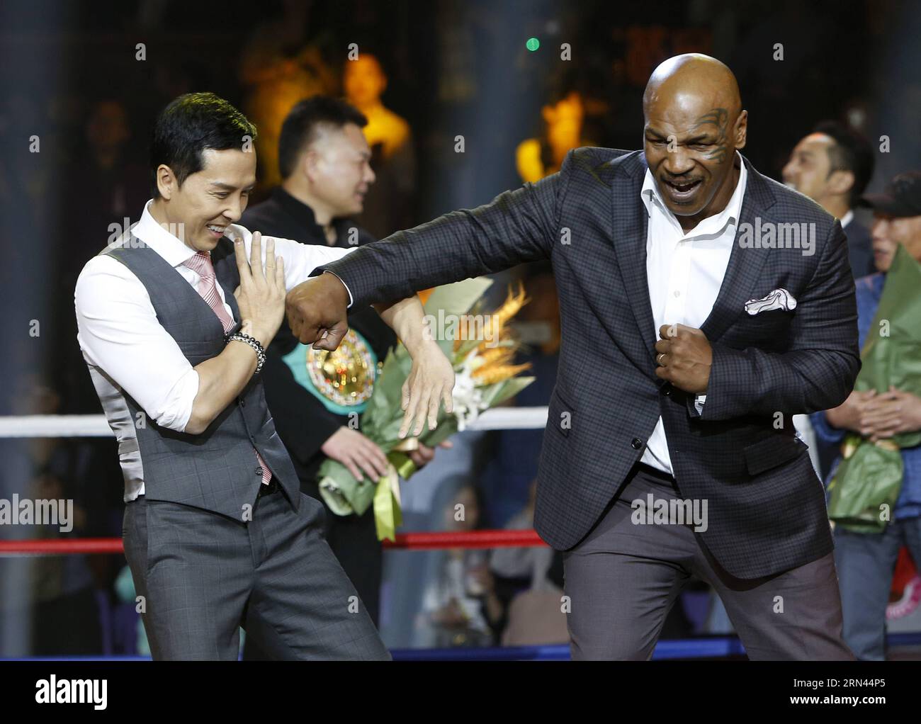 (150506) -- SHANGHAI, 6 maggio 2015 -- l'ex campione del mondo dei pesi massimi Mike Tyson (R) e l'attore Donnie Yen interagiscono tra loro durante una conferenza stampa del film IP Man 3 a Shanghai, Cina orientale, 6 maggio 2015. Mike Tyson dovrebbe interpretare un ruolo nel film. )(mcg) CHINA-SHANGHAI-FILM IP MAN 3 -CONFERENZA STAMPA (CN) DingxTing PUBLICATIONxNOTxINxCHN Shanghai 6 maggio 2015 l'ex campione mondiale dei pesi massimi Mike Tyson r e l'attore Donnie Yen interagiscono tra loro durante una conferenza stampa del Film IP Man 3 a Shanghai East China 6 maggio 2015 Mike Tyson È atteso per svolgere un ruolo in Foto Stock