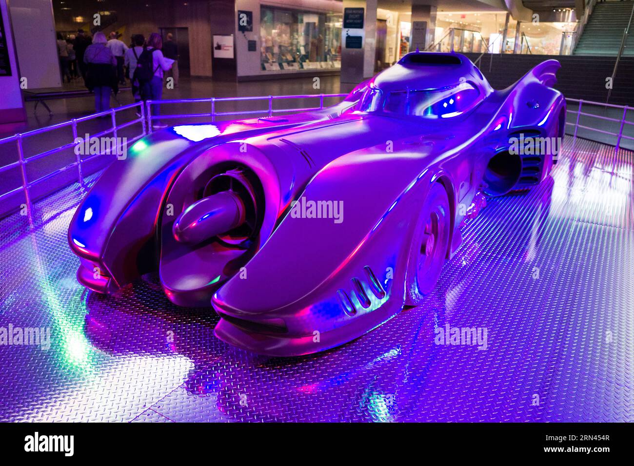 Batmobile Smithsonian Museum of American History Washington DC // WASHINGTON DC - la Batmobile del film "Batman" di Tim Burton del 1989 in mostra al National Museum of American History dello Smithsonian. Questo iconico veicolo, progettato da Anton Furst, presenta una miscela di estetica Art Deco e influenze automobilistiche classiche, che incarna la visione di Burton di Gotham City. È stato esposto dal gennaio 2018 all'ottobre 2020. Foto Stock