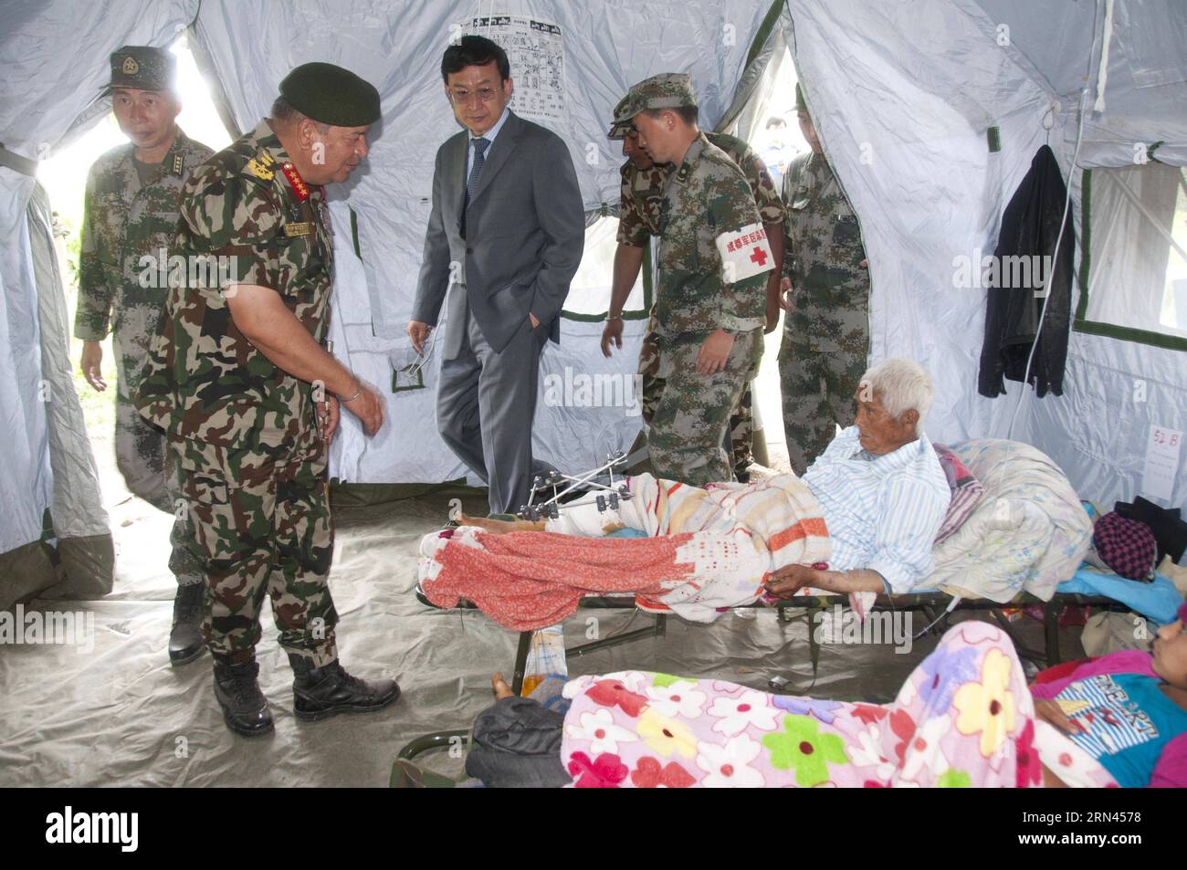 (150507) -- KATHMANDU, 7 maggio 2015 -- Capo di Stato maggiore dell'esercito nepalese Gaurav SJB Rana (2nd L) parla con un uomo ferito durante una visita al campo medico militare cinese presso il Singha Durbar Army Barrack a Kathmandu, Nepal, 7 maggio 2015. Durante una visita al campo medico militare cinese a Kathmandu con l'ambasciatore cinese in Nepal Wu Chuntai giovedì, il capo di stato maggiore dell'esercito nepalese Gaurav SJB Rana ha apprezzato l'assistenza efficace e flessibile della squadra cinese che ha lavorato nella ricerca e nel salvataggio, così come gli sforzi medici e anti-epidemici. ) NEPAL-KATHMANDU-CINA-MILITAR Foto Stock