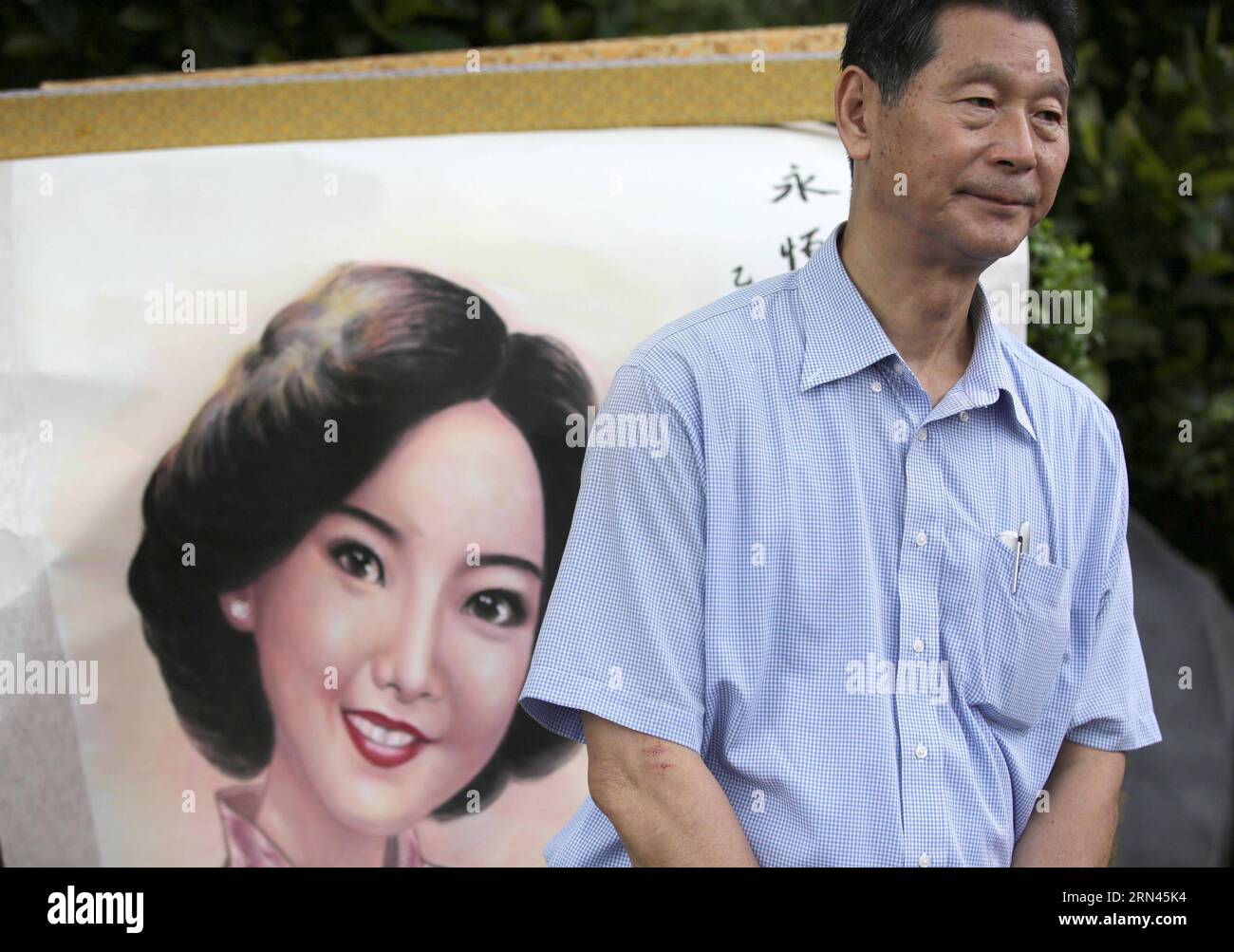 (150508) -- TAIPEI, 8 maggio 2015 -- Chang-fu Teng, terzo fratello maggiore di Teresa Teng e presidente della Teresa Teng Foundation, è vista nel suo cimitero a New Taipei, città del sud-est della Cina, a Taiwan, l'8 maggio 2015. I fan di Teresa Teng venerdì hanno commemorato il 20 ° anniversario della morte della cantante pop che aveva goduto di popolarità in Asia orientale per più di tre decenni. ) (wf) CHINA-TAIWAN-TERESA TENG-COMMEMORATION (CN) CaixYang PUBLICATIONxNOTxINxCHN 150508 Taipei 8 maggio 2015 Chang fu Teng terzo fratello maggiore di Teresa Teng e presidente della Fondazione Teresa Teng È Lakes AT Her Gra Foto Stock