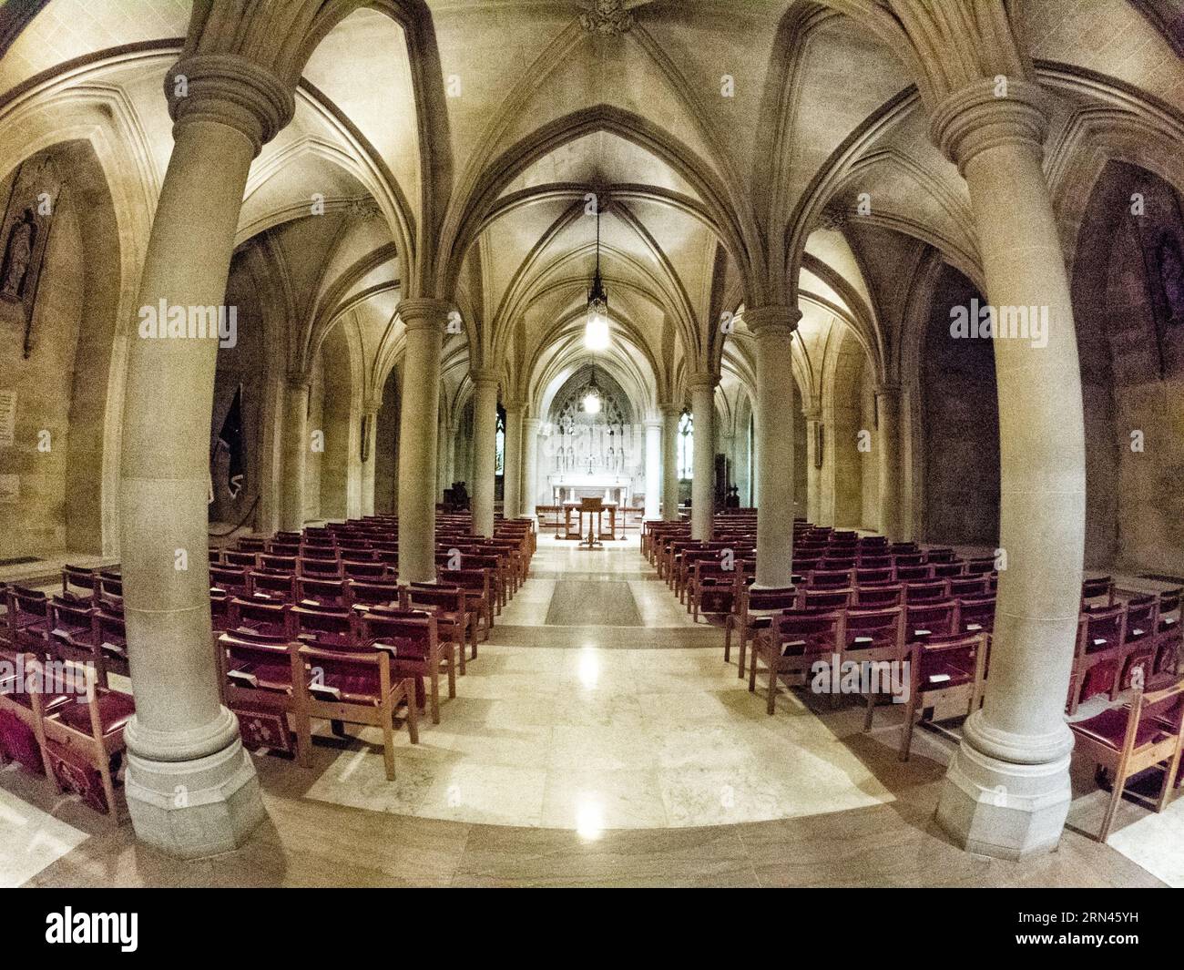 WASHINGTON DC, Stati Uniti — Bethlehem Chapel nella Washington National Cathedral. La cappella, completata nel 1912, fu la prima porzione della cattedrale ad essere terminata. Presenta un altare di pietra calcarea con una raffigurazione scolpita della nascita di Gesù e vetrate colorate che illustrano la storia della Natività in stile inglese del XV secolo. Foto Stock