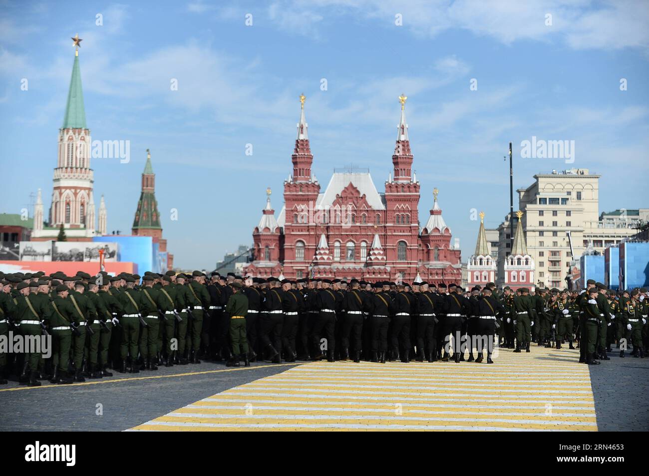 (150509) -- MOSCA, 9 maggio 2015 -- i soldati arrivano alla Piazza Rossa prima di una parata militare che segna il 70° anniversario della vittoria nella grande Guerra Patriottica, a Mosca, in Russia, 9 maggio 2015. ) (Yxb) RUSSIA-MOSCA-GIORNO DELLA VITTORIA PARATA JiaxYuchen PUBLICATIONxNOTxINxCHN Mosca 9 maggio 2015 soldati arrivano ALLA Piazza Rossa prima di una parata militare che segna il 70 ° anniversario della vittoria nel grande Patriottico è stato a Mosca Russia 9 maggio 2015 yxb Russia Mosca Parata del giorno della vittoria JiaxYuchen PUBLICATIONxNOTxCHN Foto Stock