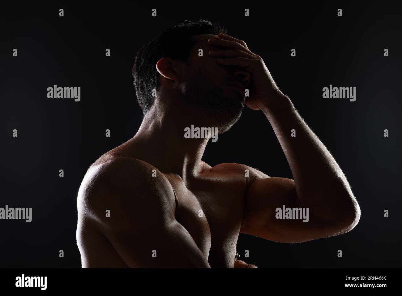 Arte, salute mentale e corpo con un uomo su sfondo nero in studio per la consapevolezza della depressione maschile. Bellezza, creatività e drammatica con un Foto Stock