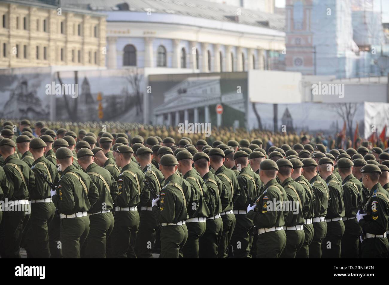 (150509) -- MOSCA, 9 maggio 2015 -- i soldati aspettano prima di una parata militare che segna il 70° anniversario della vittoria sulla Germania nazista nella grande guerra Patriottica, alla Piazza Rossa di Mosca, in Russia, 9 maggio 2015. ) (Yxb) RUSSIA-MOSCA-GIORNO DELLA VITTORIA PARATA JiaxYuchen PUBLICATIONxNOTxINxCHN Mosca 9 maggio 2015 soldati aspettano prima di una parata militare che segna il 70 ° anniversario della vittoria sulla Germania nazista nel grande Patriottico era ALLA Piazza Rossa a Mosca Russia 9 maggio 2015 yxb Russia Mosca Parata del giorno della vittoria JiaxYuchen PUBLICATIONxNOTxINxCHN Foto Stock