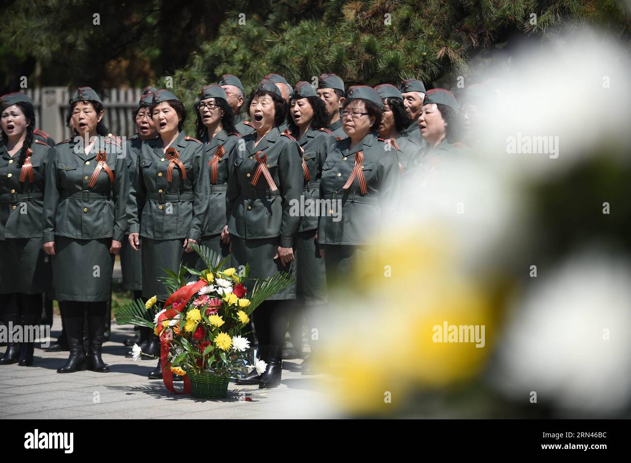 (150509) -- SHENYANG, 9 maggio 2015 -- la gente partecipa ad una cerimonia per commemorare il 70° anniversario della vittoria della guerra mondiale contro il fascismo, al Parco dei Martiri sovietici di Shenyang, capitale della provincia di Liaoning della Cina nord-orientale, 9 maggio 2015. ) (wf) CHINA-SHENYANG-VICTORY DAY-COMMEMORATION (CN) PanxYulong PUBLICATIONxNOTxINxCHN Shenyang 9 maggio 2015 celebrità prendono parte a una cerimonia per commemorare il 70 ° anniversario della vittoria del mondo anti fascista era AL Parco dei Martiri sovietici a Shenyang capitale della provincia di Liaoning della Cina nord-orientale 9 maggio 2015 WF China Shenyang vittoria Foto Stock