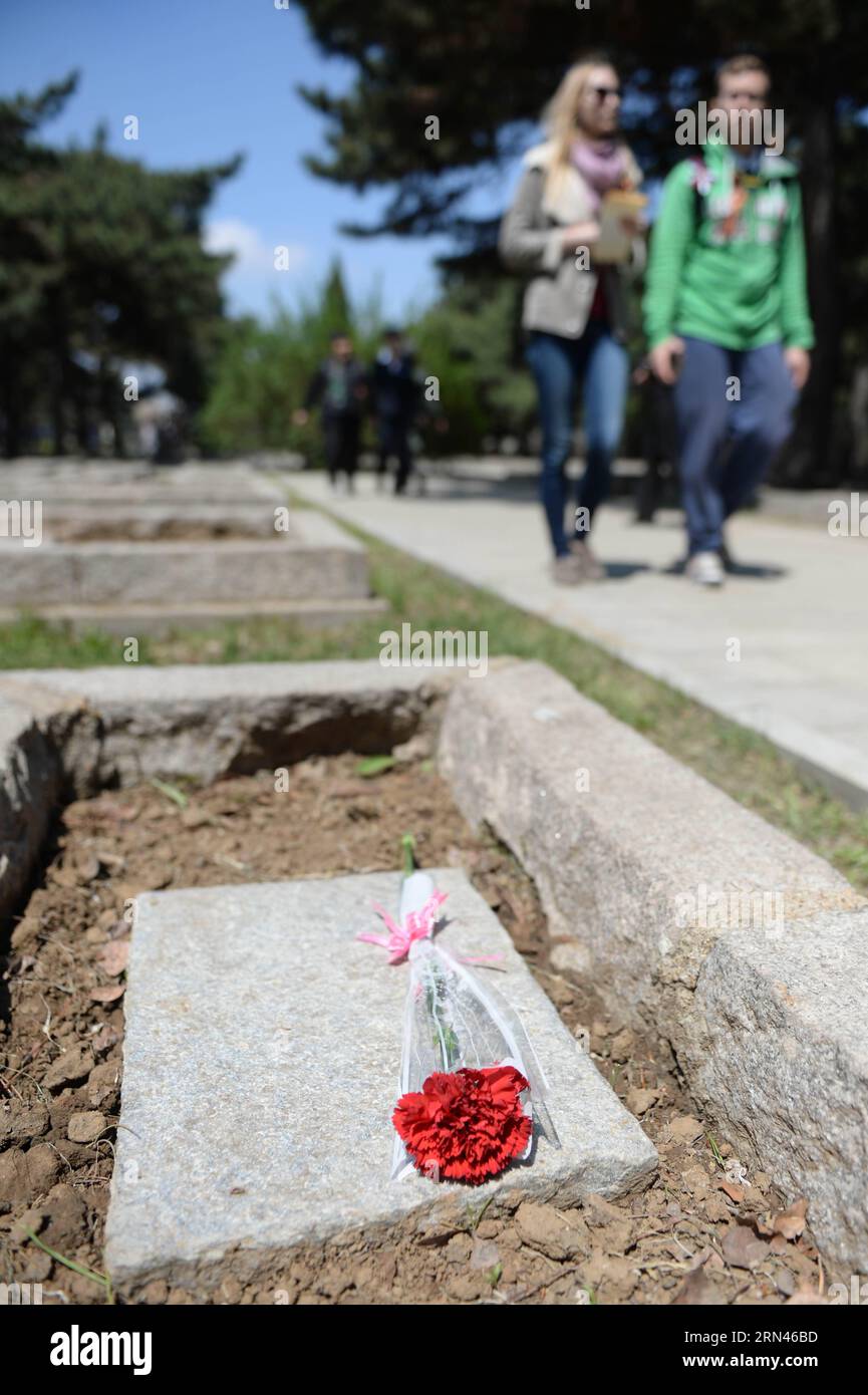 (150509) -- SHENYANG, 9 maggio 2015 -- Un fiore è deposto durante una cerimonia per commemorare il 70° anniversario della vittoria della guerra mondiale contro il fascismo, al Parco dei Martiri sovietici di Shenyang, capitale della provincia di Liaoning della Cina nord-orientale, 9 maggio 2015. ) (wf) CHINA-SHENYANG-VICTORY DAY-COMMEMORATION (CN) PanxYulong PUBLICATIONxNOTxINxCHN Shenyang 9 maggio 2015 un fiore È stato posato durante una cerimonia per commemorare il 70 ° anniversario della vittoria del mondo anti fascista era AL Parco dei Martiri sovietici a Shenyang capitale della provincia di Liaoning della Cina nord-orientale 9 maggio 2015 WF Cina Shenyang Victo Foto Stock