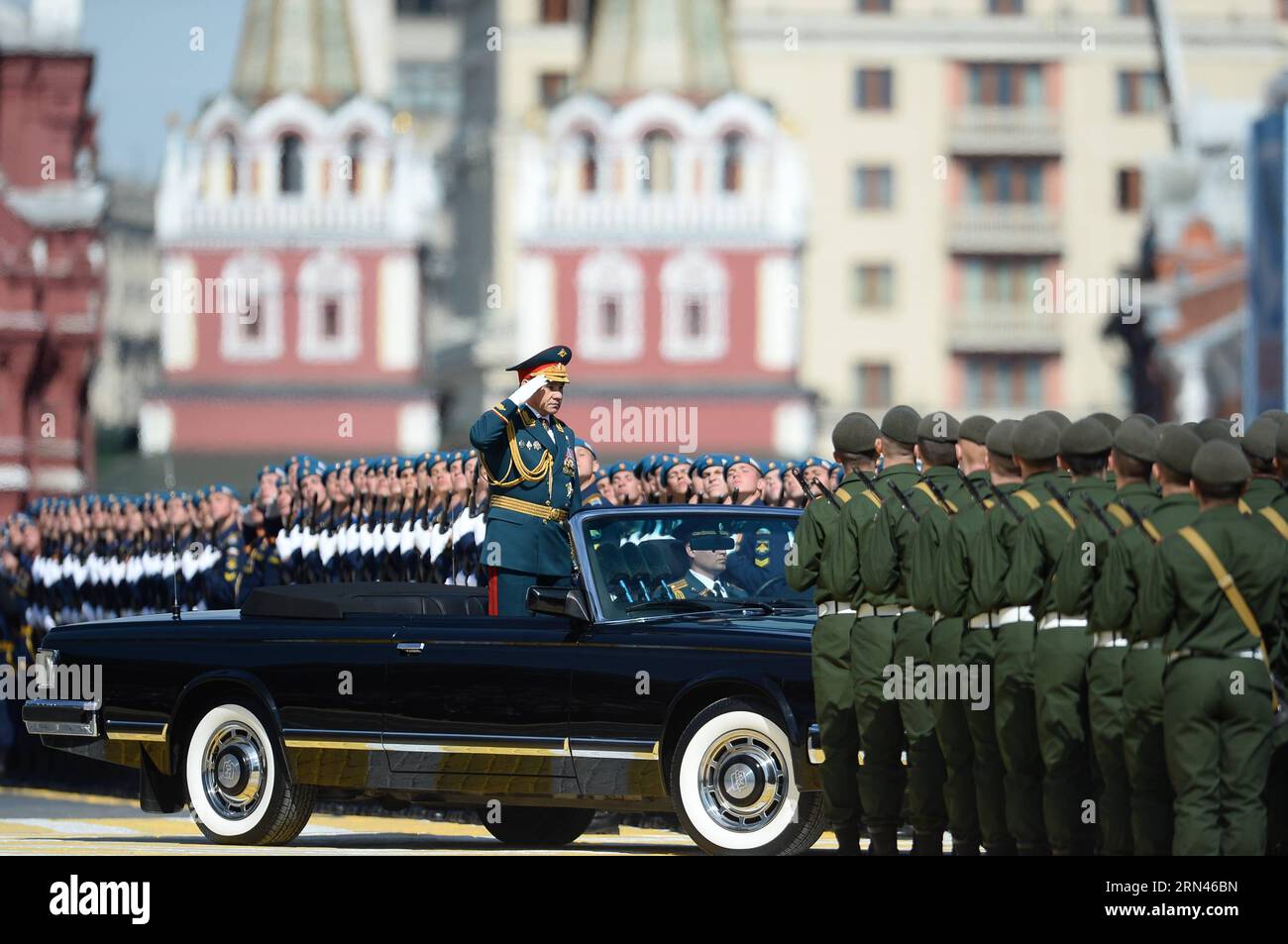 (150509) -- MOSCA, 9 maggio 2015 -- Sergei Shoigu, Ministro della difesa della Federazione Russa, ispeziona le truppe durante una parata militare in occasione del 70° anniversario della vittoria della grande Guerra Patriottica a Mosca, in Russia, 9 maggio 2015. ) RUSSIA-MOSCA-GIORNO DELLA VITTORIA PARATA JiaxYuchen PUBLICATIONxNOTxINxCHN Mosca 9 maggio 2015 Sergei Shoigu Ministri della difesa della Federazione Russa ispezionare le truppe durante una parata militare che segnava il 70 ° anniversario della vittoria del grande Patriottico era a Mosca Russia 9 maggio 2015 Russia Mosca Parata del giorno della vittoria JiaxYuchen PUBLICATIONxNOTxINxCHN Foto Stock