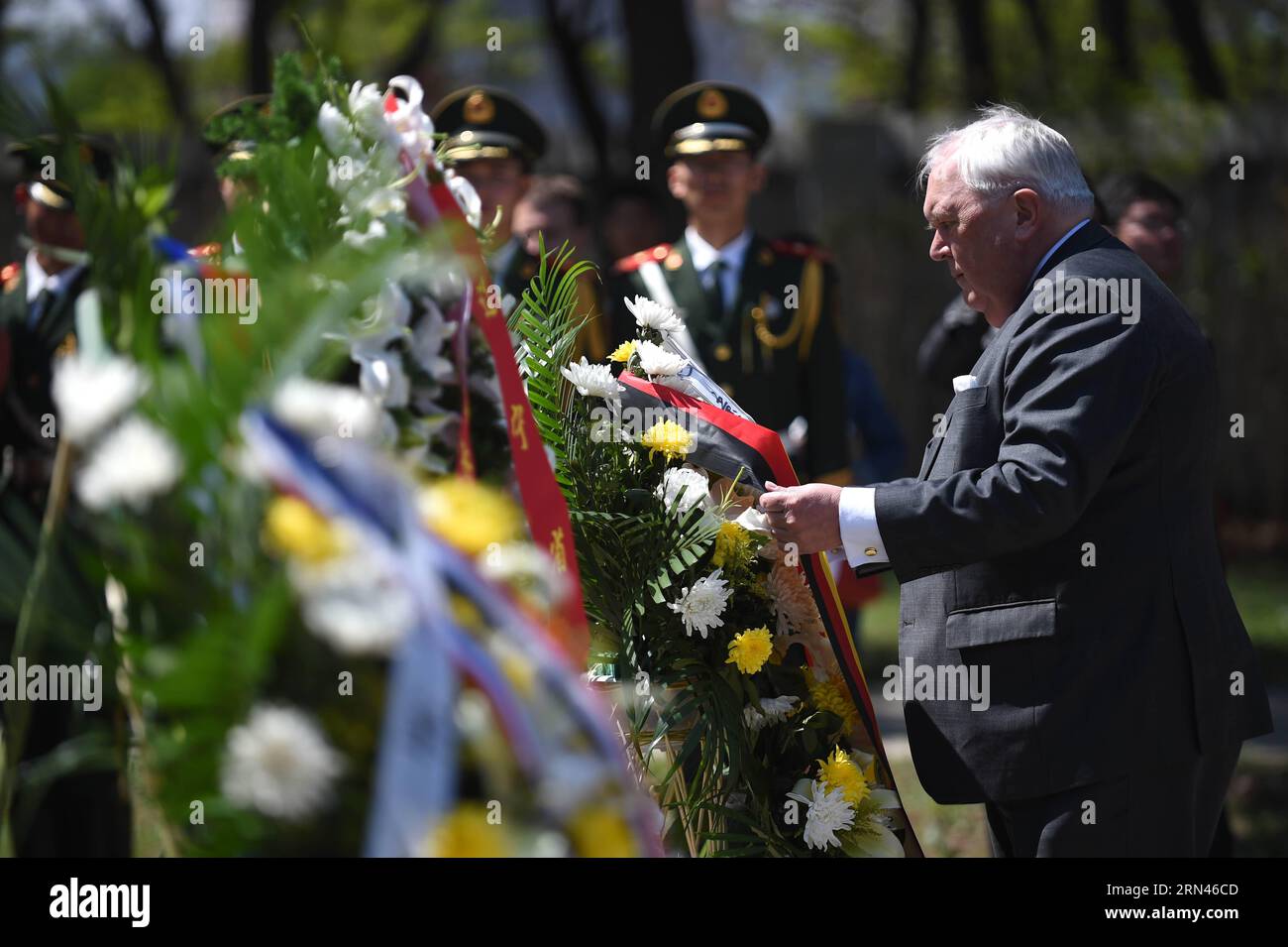 (150509) -- SHENYANG, 9 maggio 2015 -- Jens-Peter Voss, console generale della Germania a Shenyang, pone una corona durante una cerimonia per commemorare il 70° anniversario della vittoria della guerra mondiale contro il fascismo, al Parco dei Martiri sovietici a Shenyang, capitale della provincia di Liaoning della Cina nord-orientale, 9 maggio 2015. ) (wf) CHINA-SHENYANG-VICTORY DAY-COMMEMORATION (CN) PanxYulong PUBLICATIONxNOTxINxCHN Shenyang 9 maggio 2015 Jens Peter Voss Console generale tedesco di Shenyang pone una corona durante una cerimonia per commemorare il 70 ° anniversario della vittoria del mondo antifascista era AL Mart sovietico Foto Stock