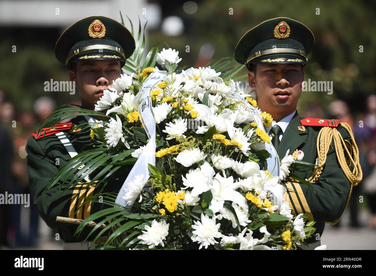 (150509) -- SHENYANG, 9 maggio 2015 -- i soldati gettano una corona durante una cerimonia per commemorare il 70° anniversario della vittoria della guerra mondiale contro il fascismo, al Parco dei Martiri sovietici di Shenyang, capitale della provincia di Liaoning della Cina nord-orientale, 9 maggio 2015. ) (wf) CHINA-SHENYANG-VICTORY DAY-COMMEMORATION (CN) PanxYulong PUBLICATIONxNOTxINxCHN Shenyang 9 maggio 2015 soldati hanno gettato una corona durante una cerimonia per commemorare il 70 ° anniversario della vittoria del mondo anti fascista era AL Parco dei Martiri sovietici a Shenyang capitale della provincia di Liaoning della Cina nord-orientale 9 maggio 2015 WF Cina Shen Foto Stock