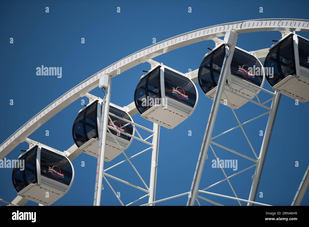 Capital Wheel Ferris Wheel National Harbor Maryland // NATIONAL HARBOR, Maryland, Stati Uniti - Una grande ruota panoramica si trova sul lungomare del National Harbor nel Maryland, sulle rive del fiume Potomac, direttamente di fronte a Washington DC. La ruota panoramica, una popolare attrazione, offre viste mozzafiato del Potomac e delle aree circostanti, incluso lo skyline di Washington DC. Foto Stock