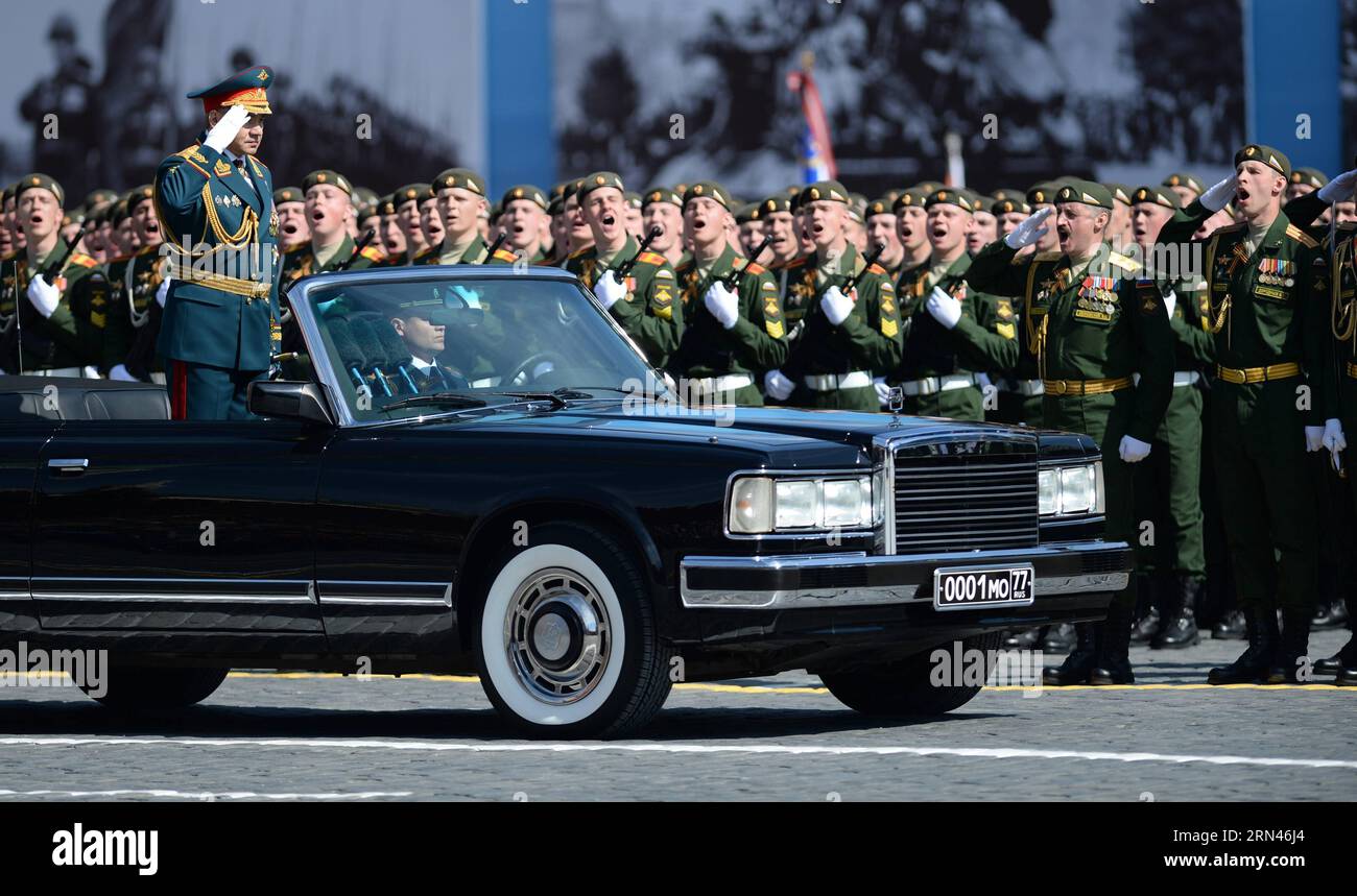 (150509) -- MOSCA, 9 maggio 2015 -- il ministro della difesa russo Sergey Shoigu partecipa alla parata militare in occasione del 70° anniversario della vittoria nella grande guerra Patriottica a Mosca, in Russia, 9 maggio 2015. )(wjq) RUSSIA-MOSCA-GIORNO DELLA VITTORIA PARATA PavelxBednyakov PUBLICATIONxNOTxINxCHN Mosca 9 maggio 2015 i Ministri della difesa russi Sergey Shoigu prendono parte alla parata militare che segna il 70° anniversario della vittoria nel grande Patriottico è stato a Mosca Russia 9 maggio 2015 wjq Russia Mosca Parata del giorno della Vittoria PavelxBednyakov PUBLICATIONxNOTxINxCHN Foto Stock