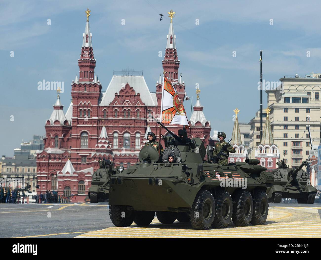 (150509) -- MOSCA, 9 maggio 2015 -- Un BTR-82A (fronte) si muove attraverso la Piazza Rossa durante la parata militare che segna il 70° anniversario della vittoria nella grande Guerra Patriottica, a Mosca, in Russia, 9 maggio 2015. ) (Wjq) RUSSIA-MOSCA-GIORNO DELLA VITTORIA PARATA JiaxYuchen PUBLICATIONxNOTxINxCHN Mosca 9 maggio 2015 un BTR 82A Armoured Personnel Carrier Front si muove attraverso la Piazza Rossa durante la Parata militare che segna il 70 ° anniversario della Vittoria nel grande Patriottico era a Mosca Russia 9 maggio 2015 wjq Russia Mosca Victory Day Parade JiaxYuchen PUBLICATIONxNOTxINxCH Foto Stock