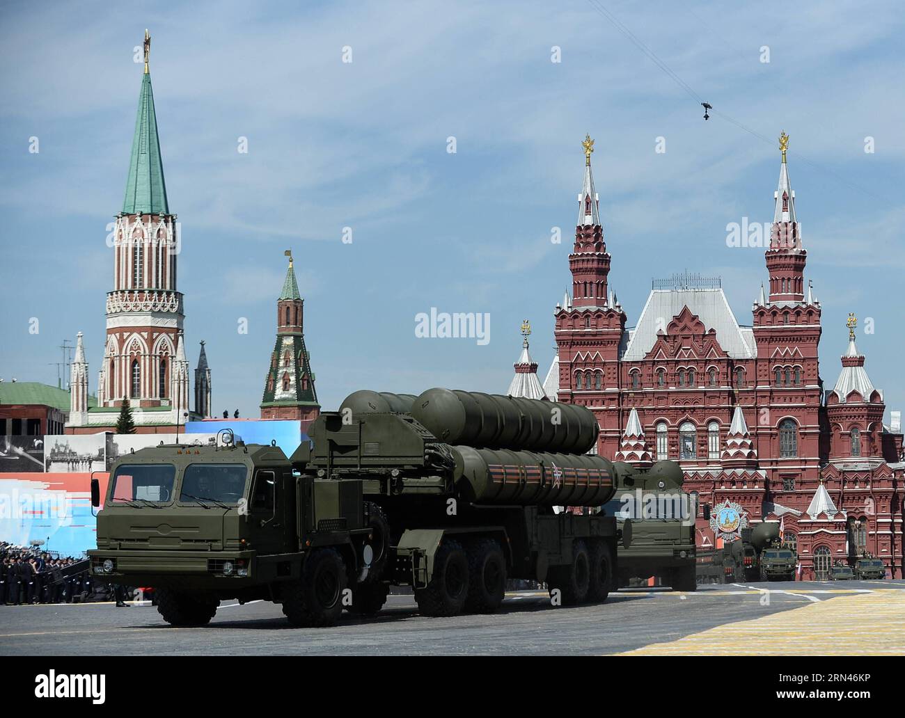 (150509) -- MOSCA, 9 maggio 2015 -- i sistemi missilistici terra-aria S-400 Triumf si spostano attraverso la Piazza Rossa durante la parata militare che segna il 70° anniversario della vittoria nella grande Guerra Patriottica, a Mosca, in Russia, 9 maggio 2015. ) (Wjq) RUSSIA-MOSCA-GIORNO DELLA VITTORIA PARADE JiaxYuchen PUBLICATIONxNOTxINxCHN Mosca 9 maggio 2015 S 400 Triumf Surface to Air Missile System si spostano attraverso la Piazza Rossa durante la parata militare che segna il 70 ° anniversario della vittoria nel grande Patriottico si è svolta a Mosca Russia 9 maggio 2015 wjq Russia Mosca giorno della vittoria Parade JiaxYuchen PUBLICATIONxNOTxINxCHN Foto Stock