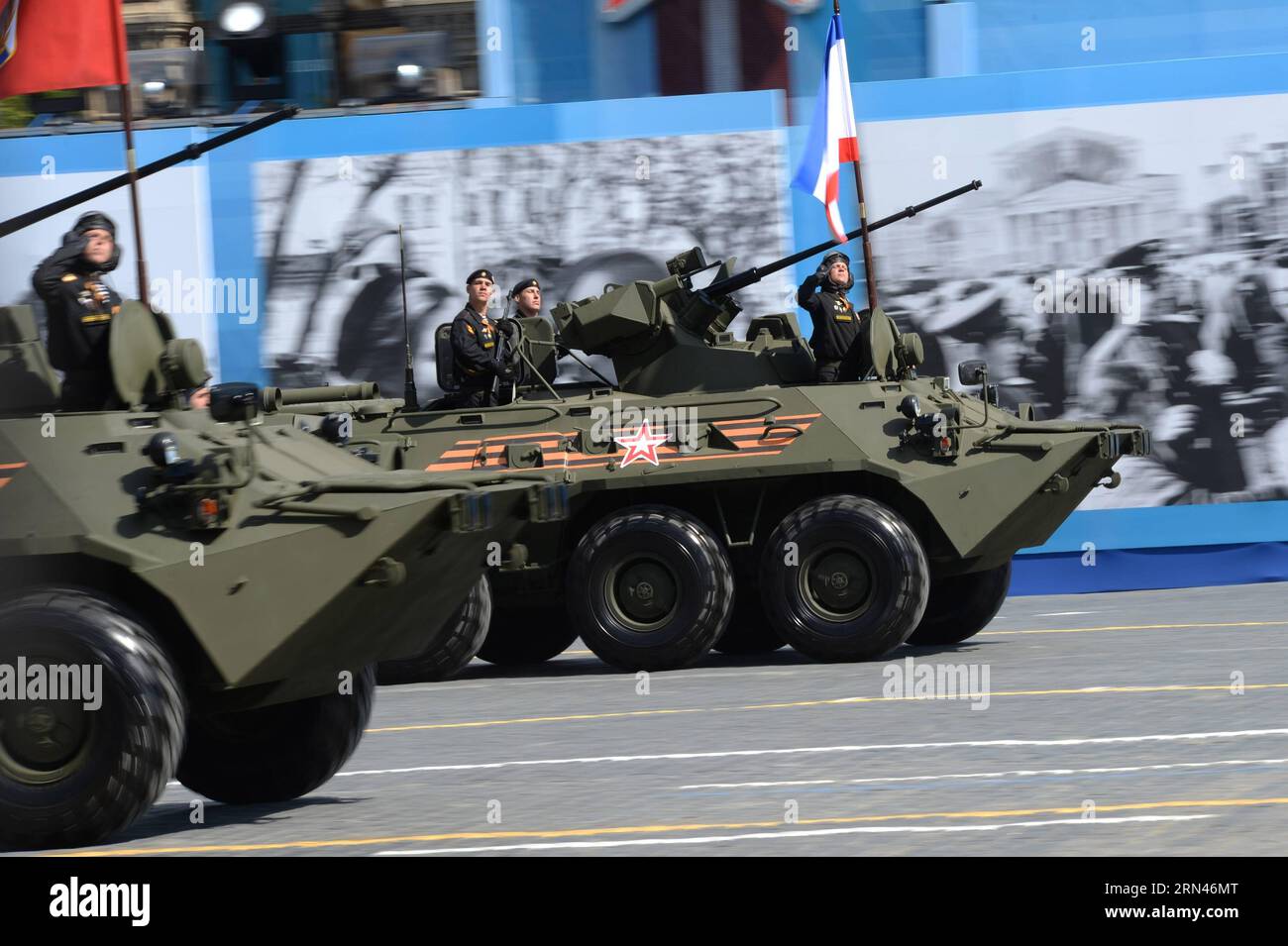 (150509) -- MOSCA, 9 maggio 2015 -- i portaerei blindati BTR-82A partecipano alla parata militare in occasione del 70° anniversario della vittoria nella grande guerra Patriottica a Mosca, in Russia, 9 maggio 2015. )(wjq) RUSSIA-MOSCA-GIORNO DELLA VITTORIA PARATA PavelxBednyakov PUBLICATIONxNOTxINxCHN Mosca 9 maggio 2015 BTR 82A i vettori del personale corazzato prendono parte alla parata militare che segna il 70° anniversario della vittoria nel grande Patriottico è stato a Mosca Russia 9 maggio 2015 wjq Russia Parata del giorno della Vittoria di Mosca PavelxBednyakov PUBLICATIONxNOTxINCHN Foto Stock