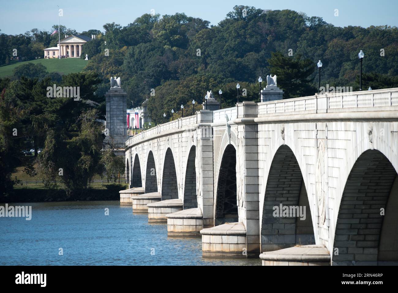 Arlington Memorial Bridge Arlington House Washington DC // WASHINGTON DC — Arlington Memorial Bridge si estende attraverso il fiume Potomac, offrendo una vista diretta verso Arlington House nel cimitero nazionale di Arlington. Il ponte neoclassico collega Washington DC alla Virginia ed è un punto di riferimento architettonico chiave nella capitale della nazione. Arlington House, vista in lontananza, si erge in cima a una collina che domina il cimitero e la città oltre. Foto Stock