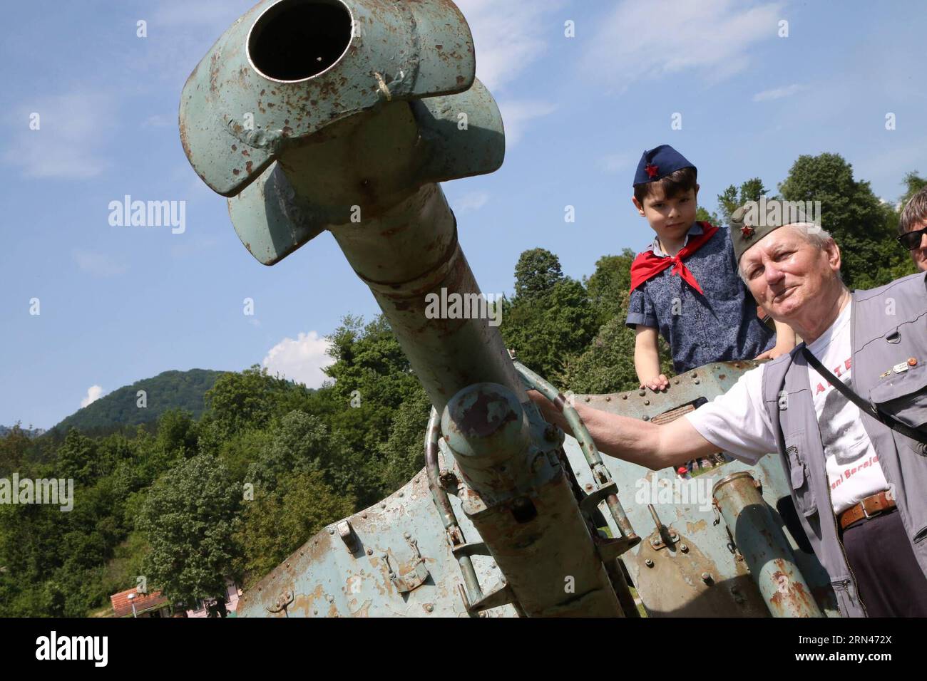 (150509) -- JABLANICA, 9 maggio 2015 -- Un nonno con suo nipote si trova vicino a un'arma della seconda guerra mondiale a Jablanica, Bosnia ed Erzegovina (BiH), il 9 maggio 2015. A Jablanica, una piccola città a circa 100 chilometri a sud di Sarajevo, fino a 1000 persone provenienti da tutta l'ex Jugoslavia celebrano il 70° anniversario della vittoria sul fascismo. BOSNIA ED ERZEGOVINA-JABLANICA-WWII-ANNIVERSARY HarisxMemija PUBLICATIONxNOTxINxCHN Jablanica 9 maggio 2015 un nonno con suo nipote si trova vicino a un'arma della seconda guerra mondiale a Jablanica Bosnia-Erzegovina BIH IL 9 maggio 2015 a Jablanica una piccola città intorno al 10 Foto Stock