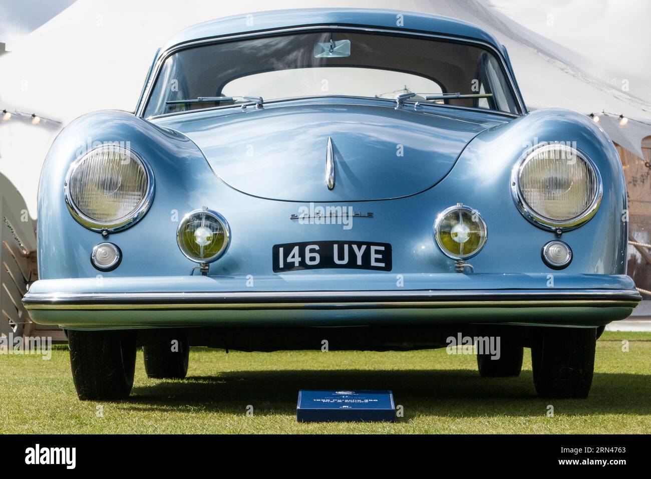 1954 Porsche 356 Pre A coupé al Salon prive Concours 2023 al Blenheim Palace Woodstock Oxfordshire Regno Unito Foto Stock