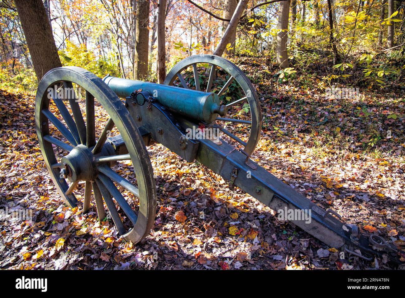 Civil War Cannon Fort Marcy Arlington Virginia // MCLEAN, Virginia, Stati Uniti — Un cannone dell'era della guerra civile a Fort Marcy ad Arlington, Virginia. Il forte, costruito dall'esercito dell'Unione nel 1861, presenta opere di terra ben conservate e artiglieria che hanno giocato un ruolo cruciale nella difesa di Washington DC durante la guerra civile. Gestito dal National Park Service, Fort Marcy è un importante sito storico che offre approfondimenti sulle strategie militari dell'epoca. Foto Stock