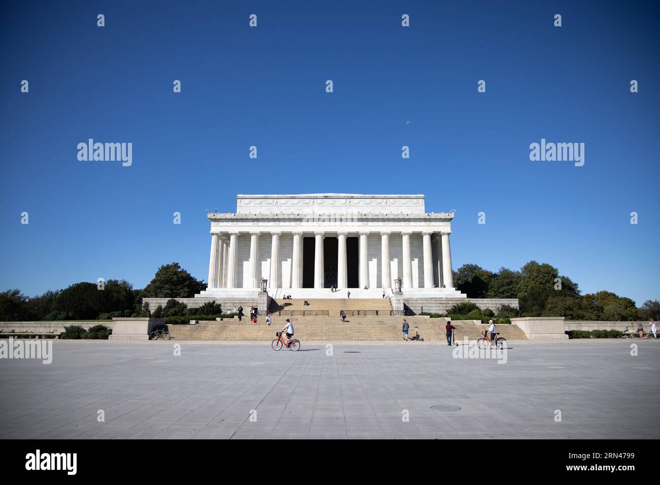 WASHINGTON DC, Stati Uniti - il Lincoln Memorial, dedicato ad Abraham Lincoln, il sedicesimo presidente degli Stati Uniti, si erge come un punto di riferimento iconico sul National Mall. Simboleggia l'impegno della nazione per l'unità e l'uguaglianza, con la figura di Lincoln che presiede il Reflecting Pool e le iscrizioni dei suoi famosi discorsi incise sulle sue pareti. Foto Stock