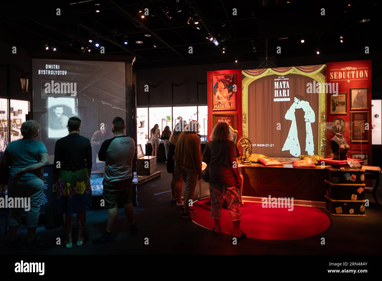 International Spy Museum Mata Hari Exhibit Washington DC // WASHINGTON DC - mostre che mostrano le storie delle famose spie Dmitri Bystrolyotov e Mata Hari in mostra all'International Spy Museum di l'Enfant Plaza. Il museo, dedicato alla storia e al mestiere dello spionaggio, ospita queste mostre tra la sua vasta collezione di manufatti dell'intelligenza e mostre interattive. Bystrolyotov era un ufficiale dell'intelligence sovietica noto per il suo lavoro durante il periodo tra le due guerre, mentre Mata Hari era una ballerina esotica olandese giustiziata per spionaggio durante la prima guerra mondiale. Il museo offre ai visitatori i Foto Stock