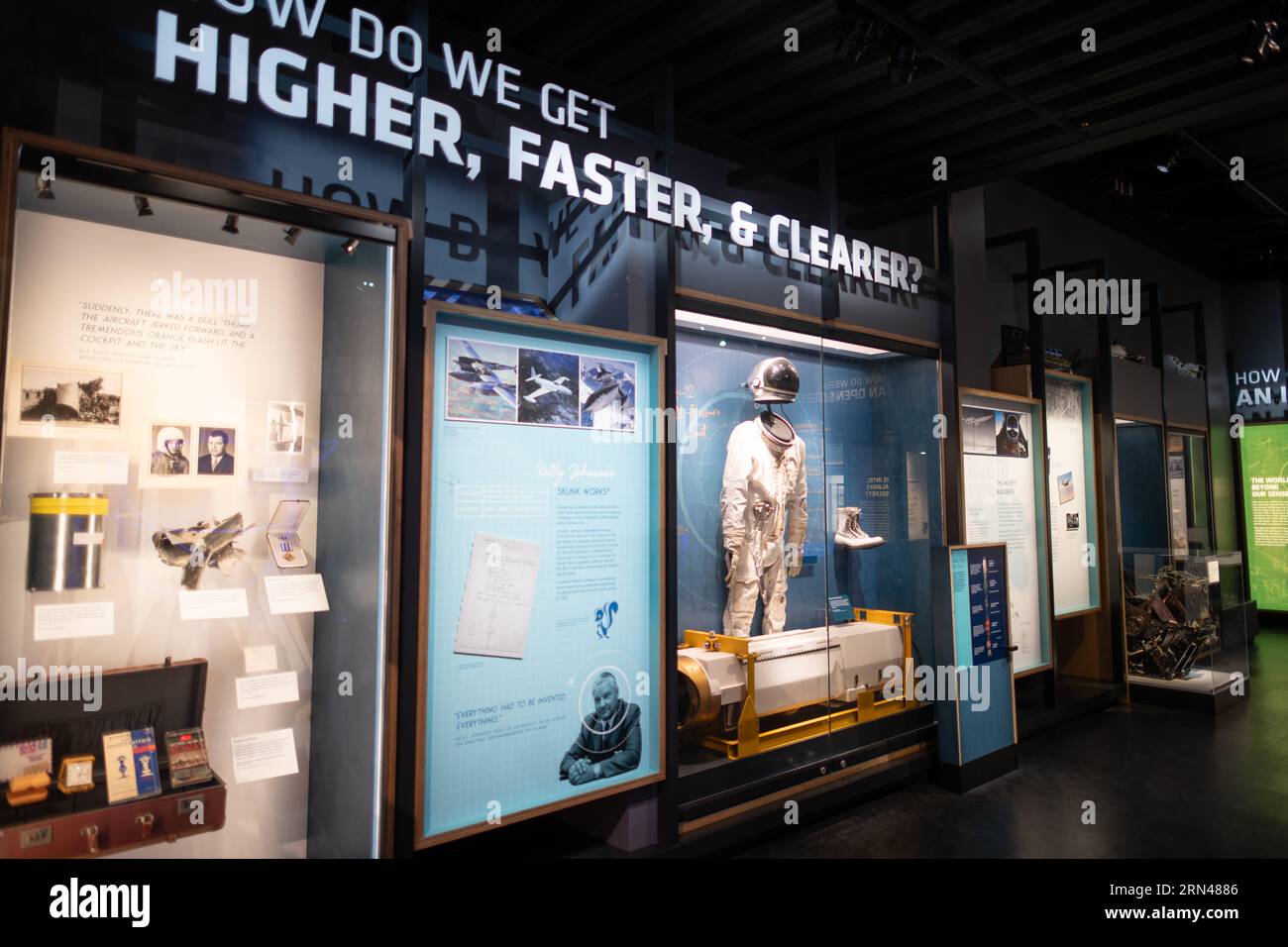 International Spy Museum U-2 Spy Plane Exhibit Washington DC // WASHINGTON DC - una mostra sull'aereo spia U-2 e sorveglianza aerea presso l'International Spy Museum di l'Enfant Plaza. Il museo, dedicato alla storia e al mestiere dello spionaggio, presenta questa esposizione come parte della sua vasta collezione che documenta i metodi di raccolta di informazioni. L'aereo da ricognizione U-2 giocò un ruolo cruciale durante la Guerra fredda, fornendo agli Stati Uniti capacità di raccolta di informazioni ad alta quota. La mostra mostra mostra gli sviluppi tecnologici nella sorveglianza aerea e la loro Foto Stock