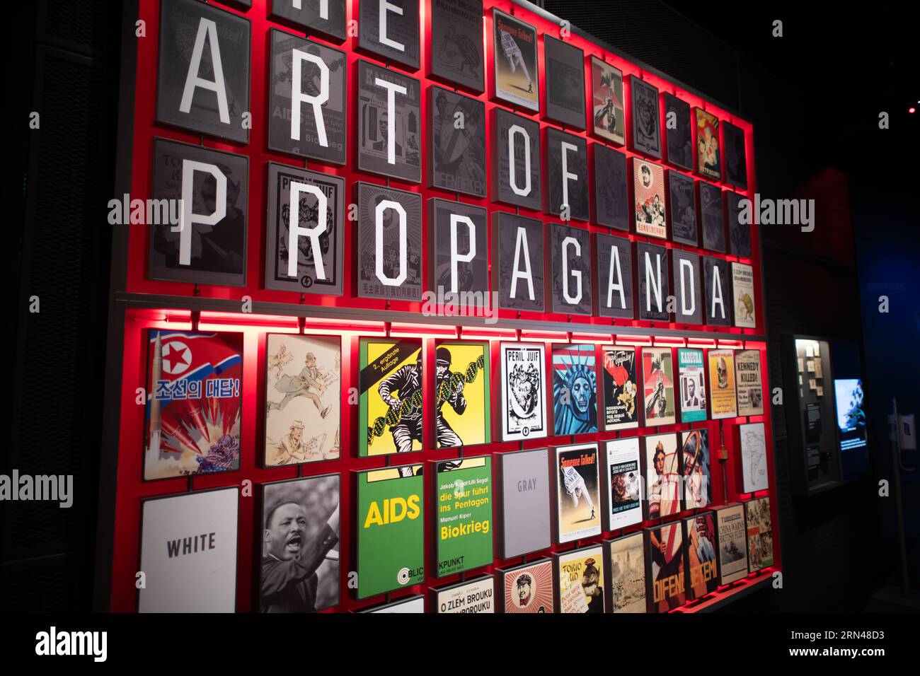 International Spy Museum Propaganda Art Exhibit Washington DC // WASHINGTON DC - una mostra sull'arte della propaganda esposta all'International Spy Museum di l'Enfant Plaza. Il museo, dedicato alla storia e al mestiere dello spionaggio, ospita questa collezione come parte delle sue ampie mostre sulla guerra dell'informazione e le operazioni psicologiche. La mostra di propaganda esamina come i governi e le agenzie di intelligence hanno usato i media visivi per influenzare l'opinione pubblica nel corso della storia. L'International Spy Museum ospita numerose mostre interattive e migliaia di manufatti legati ad es Foto Stock