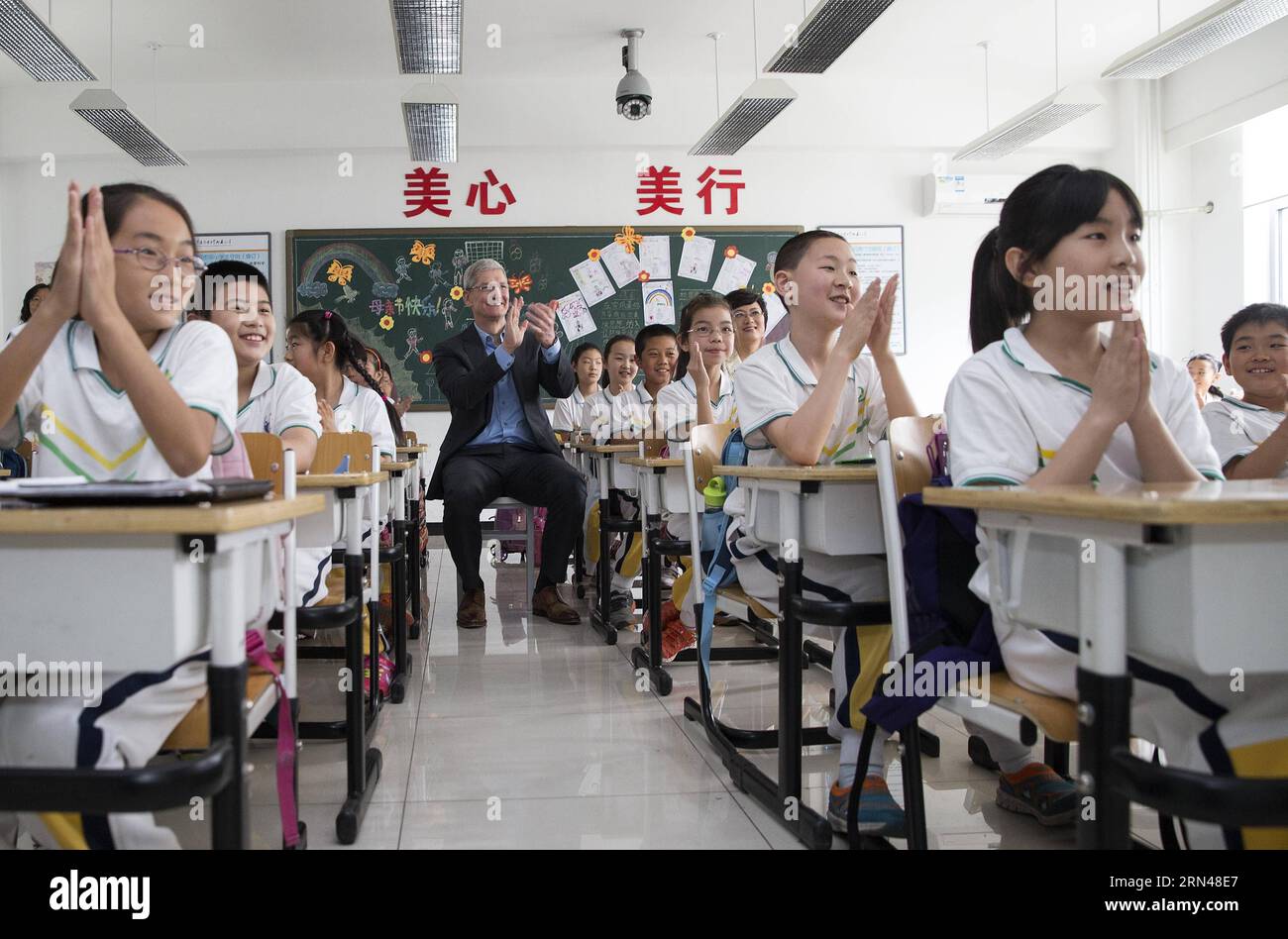 (150512) -- PECHINO, 12 maggio 2015 -- Tim Cook(C), CEO di Apple Inc., partecipa a una lezione orale di inglese presso la Primary School Attached to Communication University of China a Pechino, capitale della Cina, 12 maggio 2015. Tim Cook ha visitato la scuola primaria collegata alla Communication University of China martedì. ) (Yxb) CHINA-BEIJING-APPLE CEO-PRIMARY SCHOOL-VISIT(CN) LixMing PUBLICATIONxNOTxINxCHN 150512 Pechino 12 maggio 2015 Tim Cook C CEO di Apple Inc partecipa alla lezione orale di inglese PRESSO la Primary School Attached to Communication University of China in Beijing Capital of China 12 maggio 2015 Tim Cook V Foto Stock